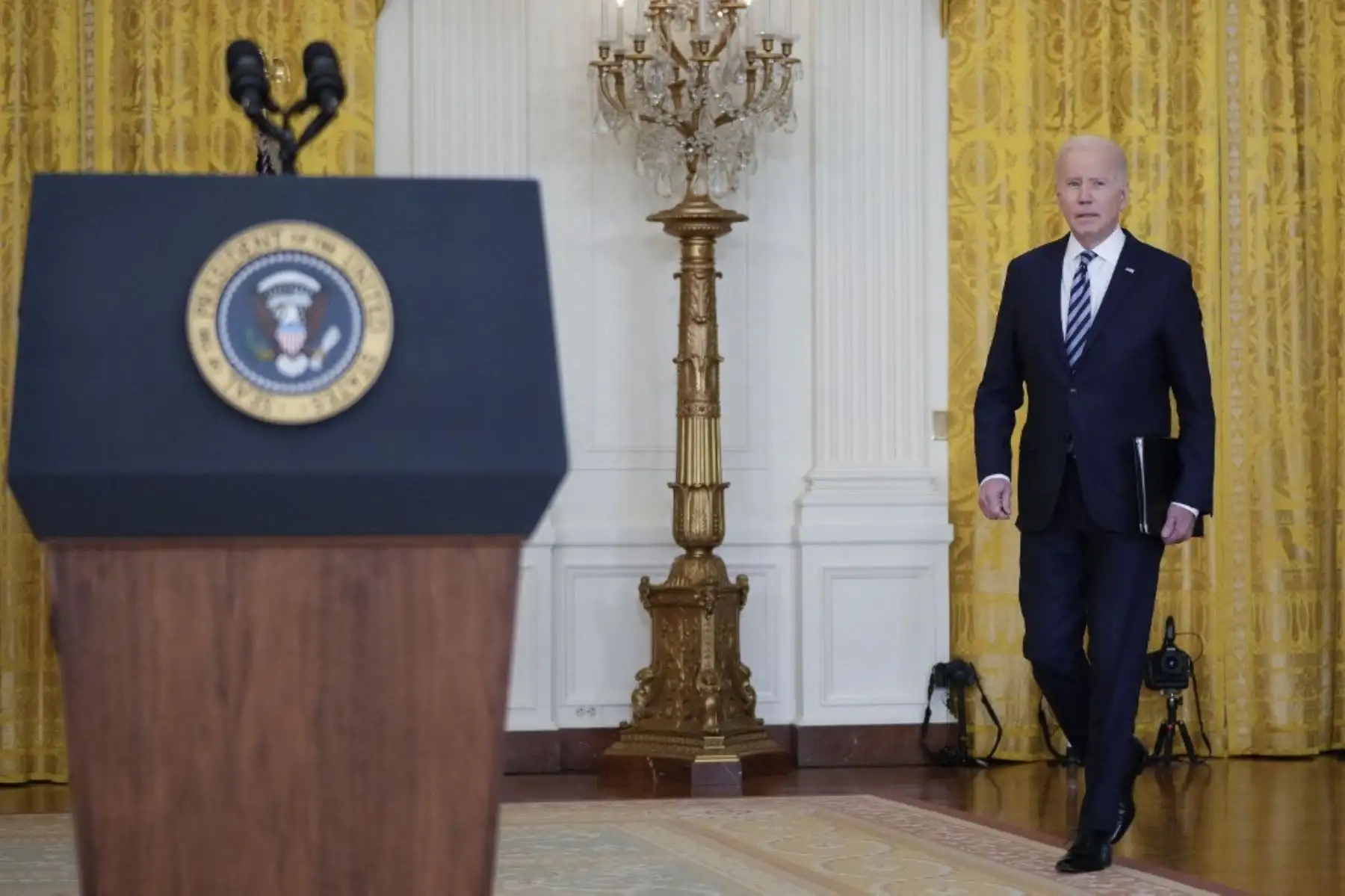 El presidente de EE. UU., Joe Biden, se pronuncia sobre la invasión militar de Rusia a Ucrania en la Sala Este de la Casa Blanca el 24 de febrero de 2022 en Washington, DC. Biden anunció una nueva ronda de sanciones contra Rusia después de que el presidente Vladimir Putin lanzara un ataque contra Ucrania desde tierra, mar y aire este jueves. Foto: Drew Angerer/Getty Images/AFP