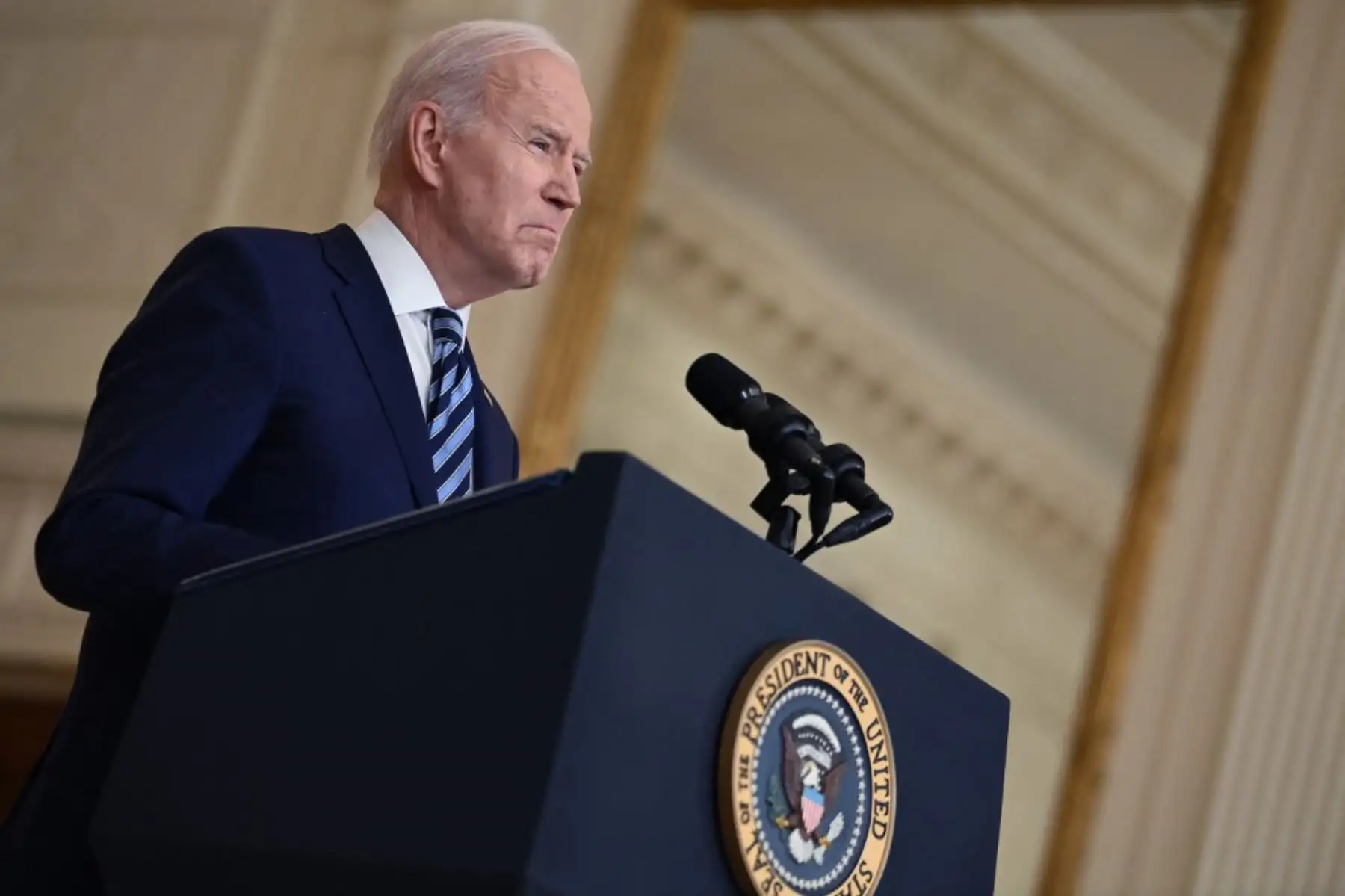 El presidente de EE. UU., Joe Biden, se pronuncia sobre la invasión militar de Rusia a Ucrania en la Sala Este de la Casa Blanca el 24 de febrero de 2022 en Washington, DC. Biden anunció una nueva ronda de sanciones contra Rusia después de que el presidente Vladimir Putin lanzara un ataque contra Ucrania desde tierra, mar y aire este jueves. Foto: Drew Angerer/Getty Images/AFP