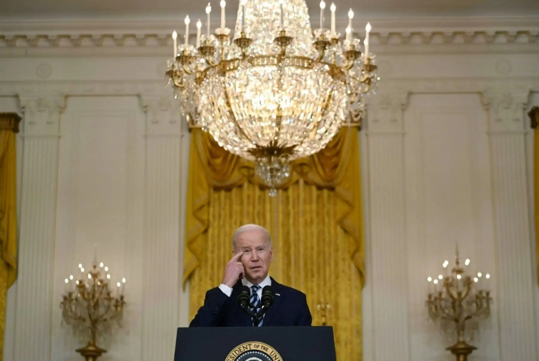 El presidente de EE. UU., Joe Biden, se pronuncia sobre la invasión militar de Rusia a Ucrania en la Sala Este de la Casa Blanca el 24 de febrero de 2022 en Washington, DC. Biden anunció una nueva ronda de sanciones contra Rusia después de que el presidente Vladimir Putin lanzara un ataque contra Ucrania desde tierra, mar y aire este jueves. Foto: Drew Angerer/Getty Images/AFP