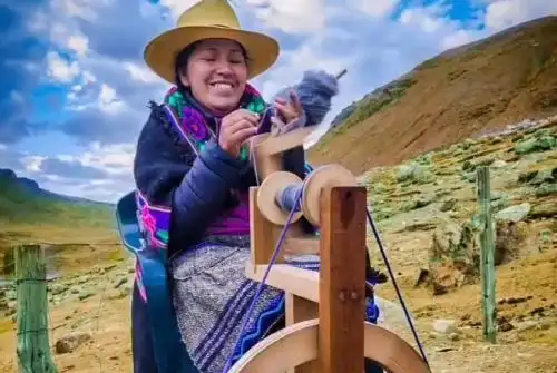 Un grupo de mujeres del distrito de Tanta, provincia de Yauyos, en la zona altoandina de la región Lima, se han convertido en auténticas “guardianas de las alpacas”, contribuyendo a la conservación de esta especie de camélido en la Reserva Paisajística Nor Yauyos Cochas, mediante emprendimientos sostenibles con responsabilidad social y ambiental.