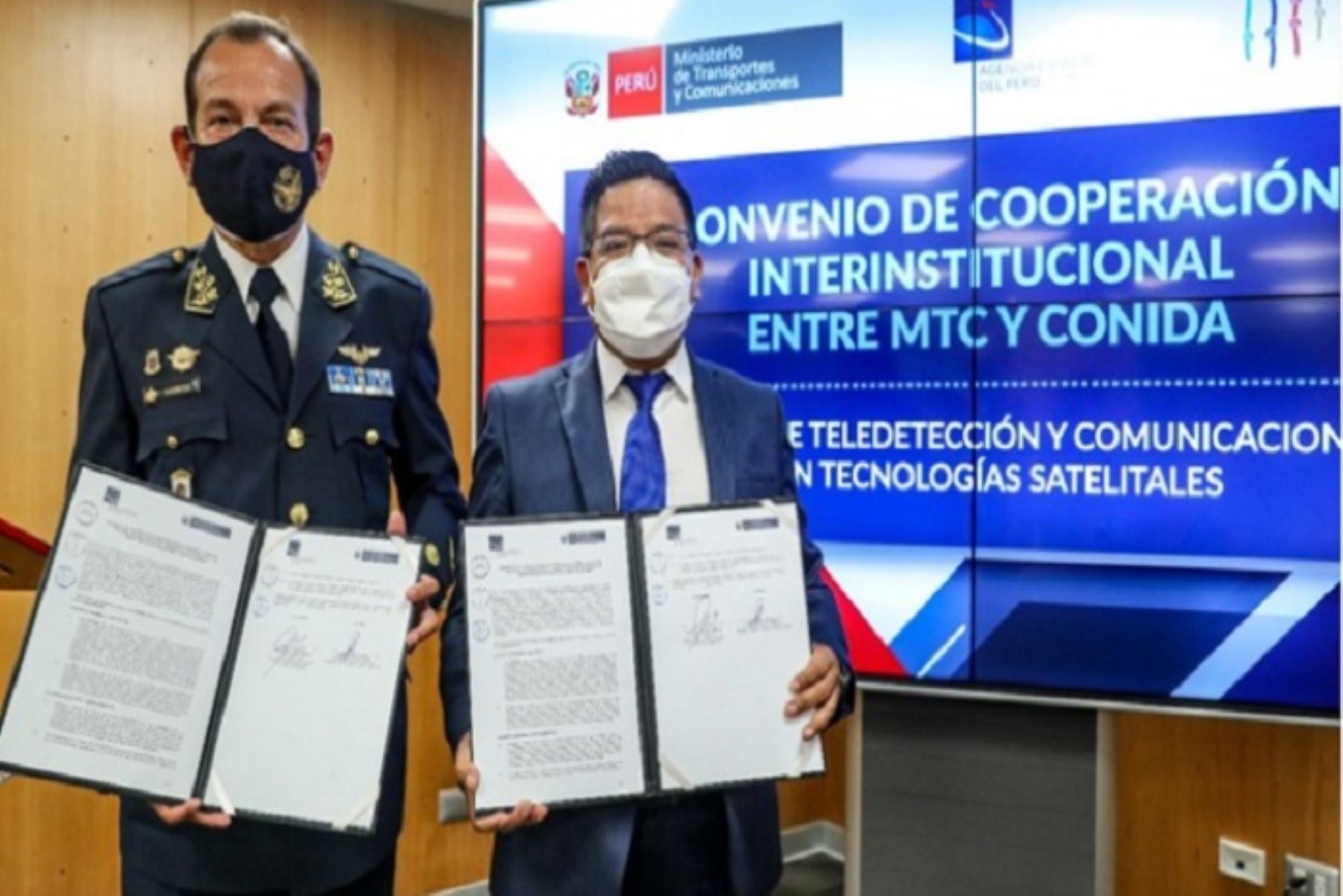 El convenio fue suscrito en la sede central del MTC, entre el viceministro Chura y el mayor general FAP, José Antonio García Morgan, jefe institucional de Conida.