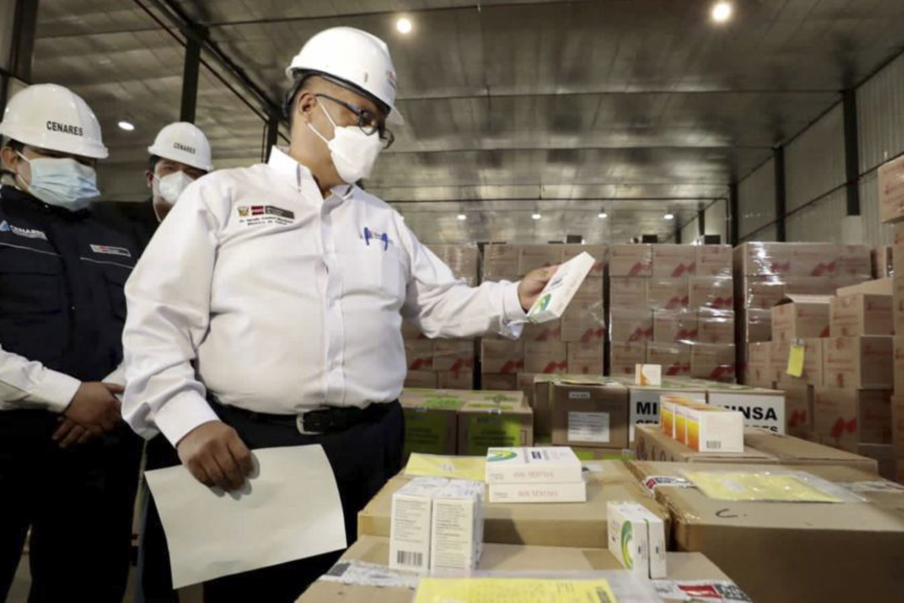 El ministro de Salud, Hernán Condori Machado, supervisó la distribución de los medicamentos almacenados en el Centro Nacional de Abastecimiento de Recursos Estratégicos en Salud (Cenares). ANDINA/ Minsa