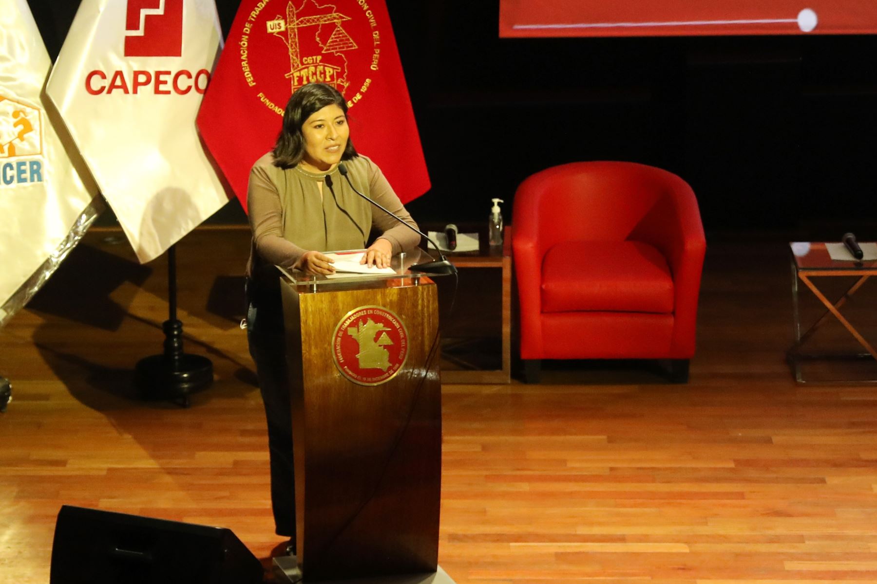 La ministra Bettsy Chavez inauguró el foro ‘De la reactivación a la modernización del sector Construcción’.