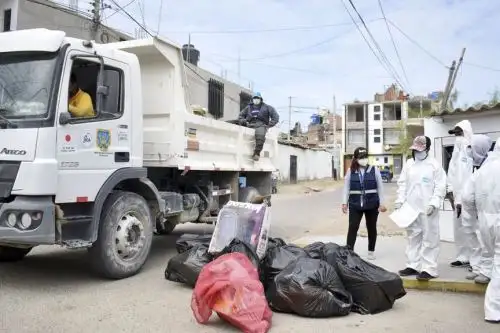 La Diresa Piura con el apoyo de las autoridades municipales y la participación de la comunidad realizan campañas de recojo y eliminación de criaderos de zancudos con camiones compactadores. Foto: ANDINA/Minsa