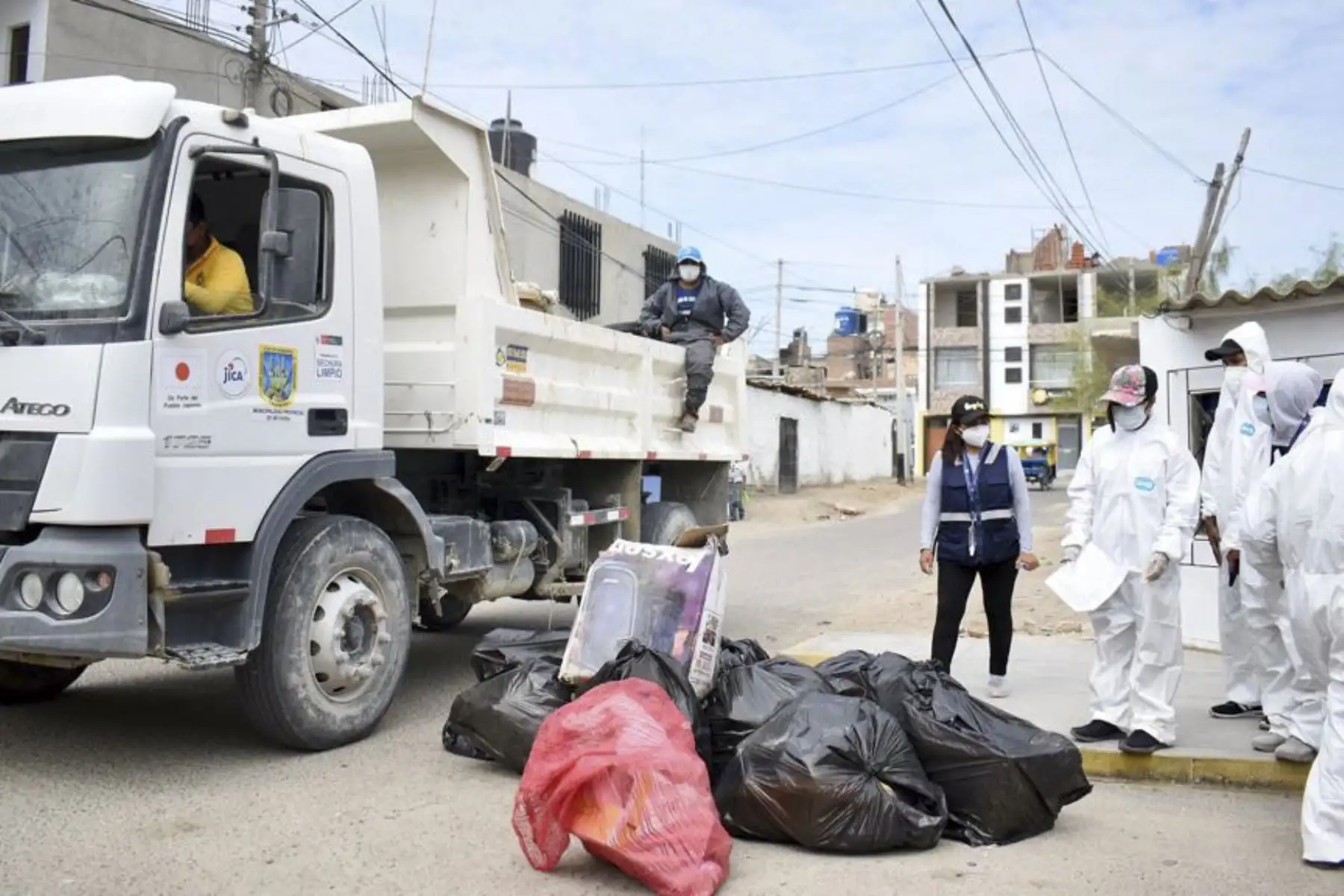La Diresa Piura con el apoyo de las autoridades municipales y la participación de la comunidad realizan campañas de recojo y eliminación de criaderos de zancudos con camiones compactadores. Foto: ANDINA/Minsa
