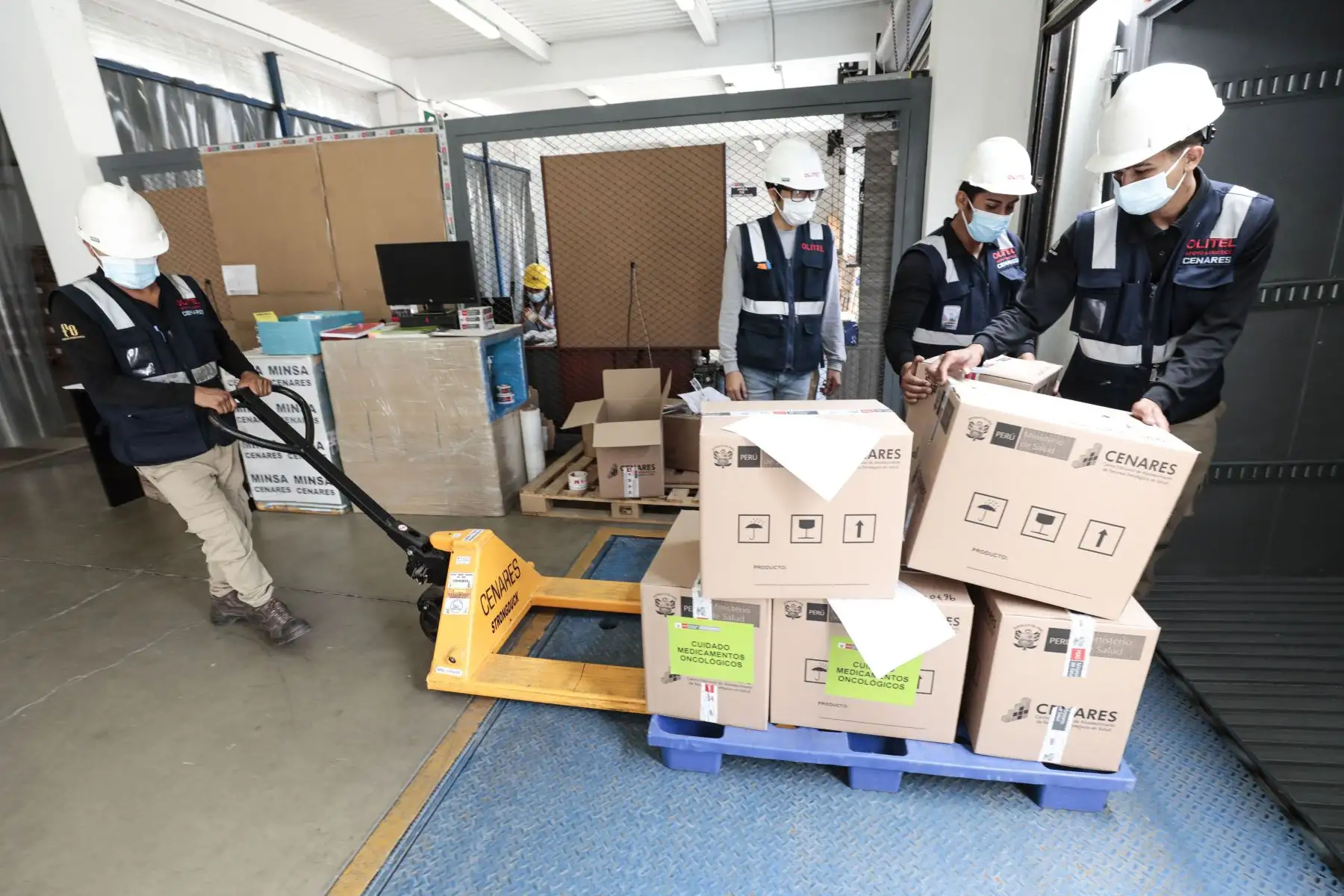 Desde el almacén del Centro Nacional de Abastecimiento de Recursos Estratégicos en Salud (Cenares), el ministro de Salud, Hernán Condori Machado, supervisó la distribución de medicamentos oncológicos a los establecimientos de salud de todo el país y resaltó que el Gobierno continúa trabajando para garantizar un tratamiento oportuno a los pacientes con cáncer. Foto: MInsa