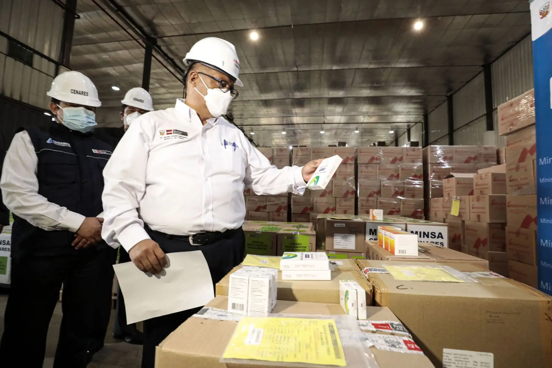 Desde el almacén del Centro Nacional de Abastecimiento de Recursos Estratégicos en Salud (Cenares), el ministro de Salud, Hernán Condori Machado, supervisó la distribución de medicamentos oncológicos a los establecimientos de salud de todo el país y resaltó que el Gobierno continúa trabajando para garantizar un tratamiento oportuno a los pacientes con cáncer. Foto: MInsa