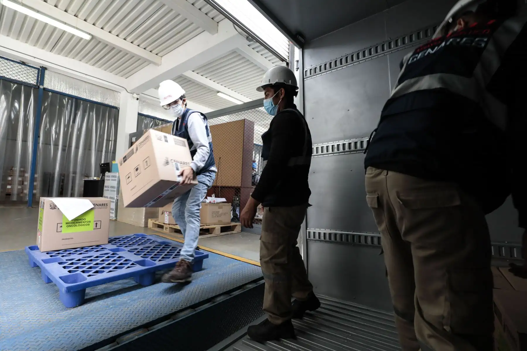 Desde el almacén del Centro Nacional de Abastecimiento de Recursos Estratégicos en Salud (Cenares), el ministro de Salud, Hernán Condori Machado, supervisó la distribución de medicamentos oncológicos a los establecimientos de salud de todo el país y resaltó que el Gobierno continúa trabajando para garantizar un tratamiento oportuno a los pacientes con cáncer. Foto: MInsa