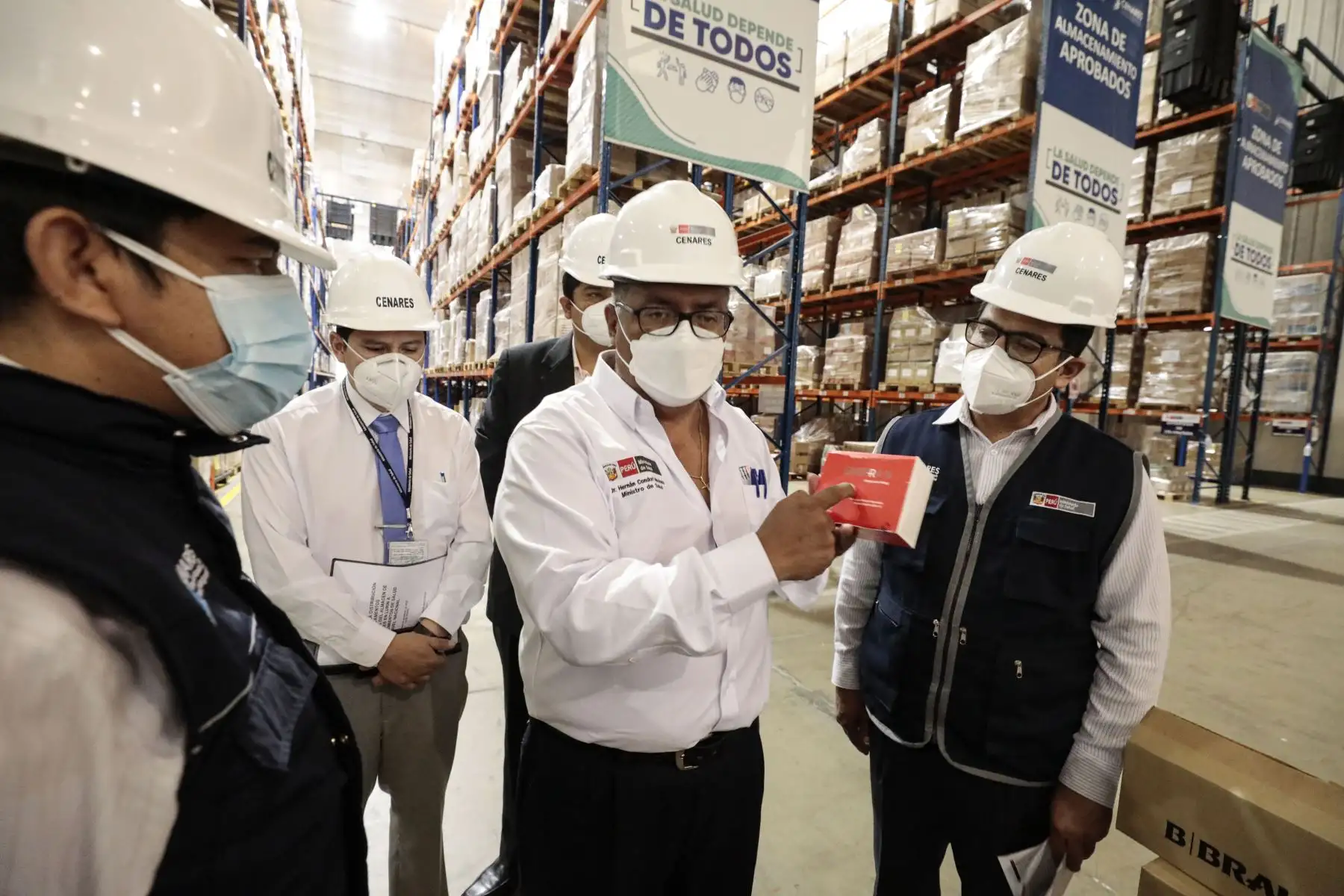 Desde el almacén del Centro Nacional de Abastecimiento de Recursos Estratégicos en Salud (Cenares), el ministro de Salud, Hernán Condori Machado, supervisó la distribución de medicamentos oncológicos a los establecimientos de salud de todo el país y resaltó que el Gobierno continúa trabajando para garantizar un tratamiento oportuno a los pacientes con cáncer. Foto: MInsa