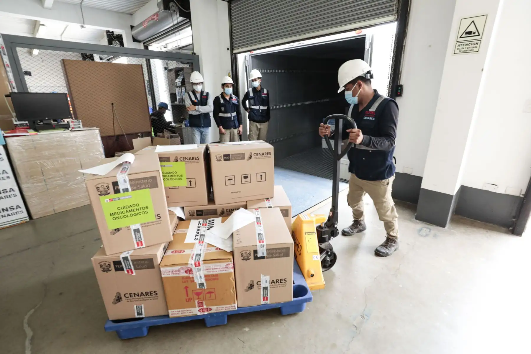 Desde el almacén del Centro Nacional de Abastecimiento de Recursos Estratégicos en Salud (Cenares), el ministro de Salud, Hernán Condori Machado, supervisó la distribución de medicamentos oncológicos a los establecimientos de salud de todo el país y resaltó que el Gobierno continúa trabajando para garantizar un tratamiento oportuno a los pacientes con cáncer. Foto: MInsa