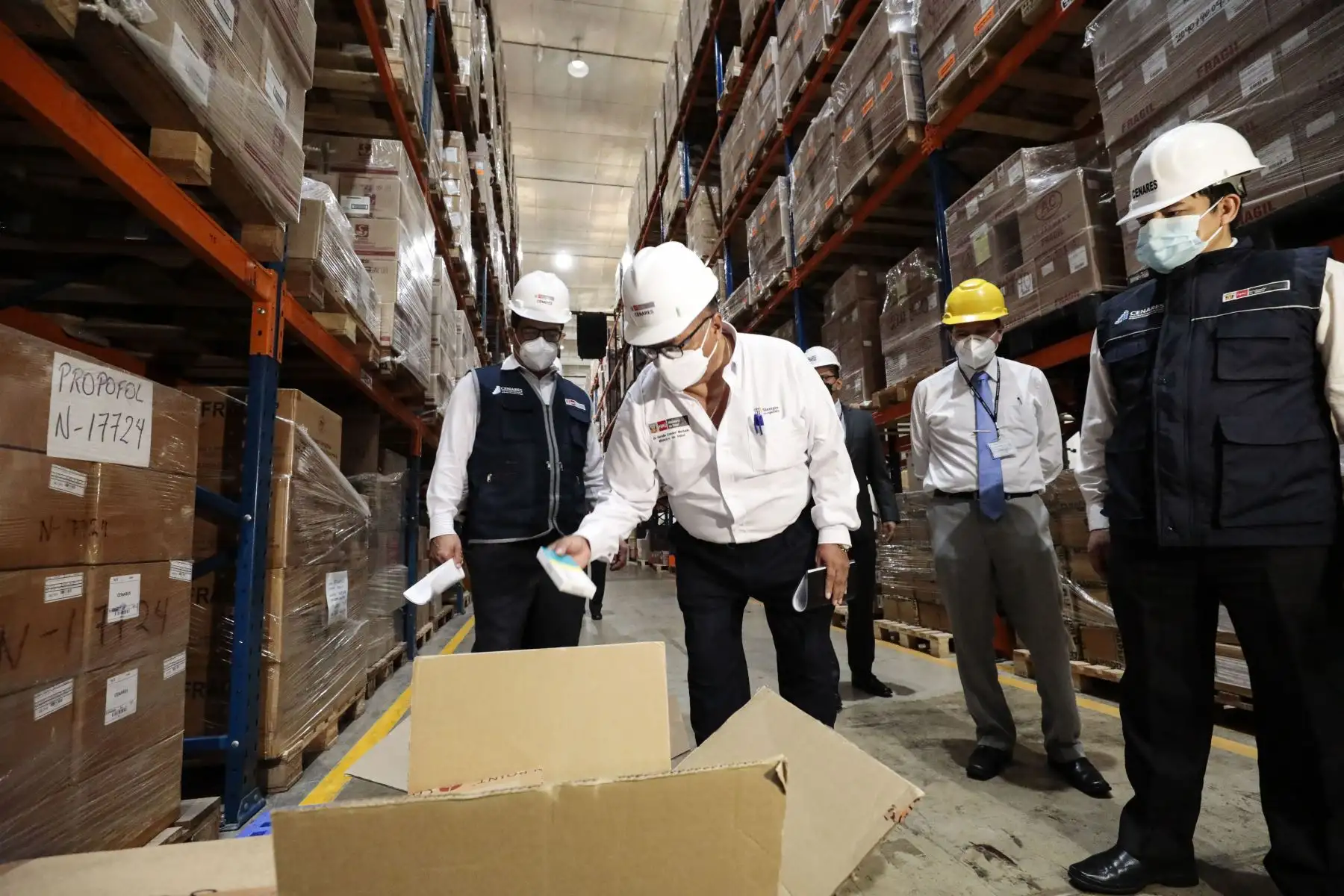Desde el almacén del Centro Nacional de Abastecimiento de Recursos Estratégicos en Salud (Cenares), el ministro de Salud, Hernán Condori Machado, supervisó la distribución de medicamentos oncológicos a los establecimientos de salud de todo el país y resaltó que el Gobierno continúa trabajando para garantizar un tratamiento oportuno a los pacientes con cáncer. Foto: Minsa