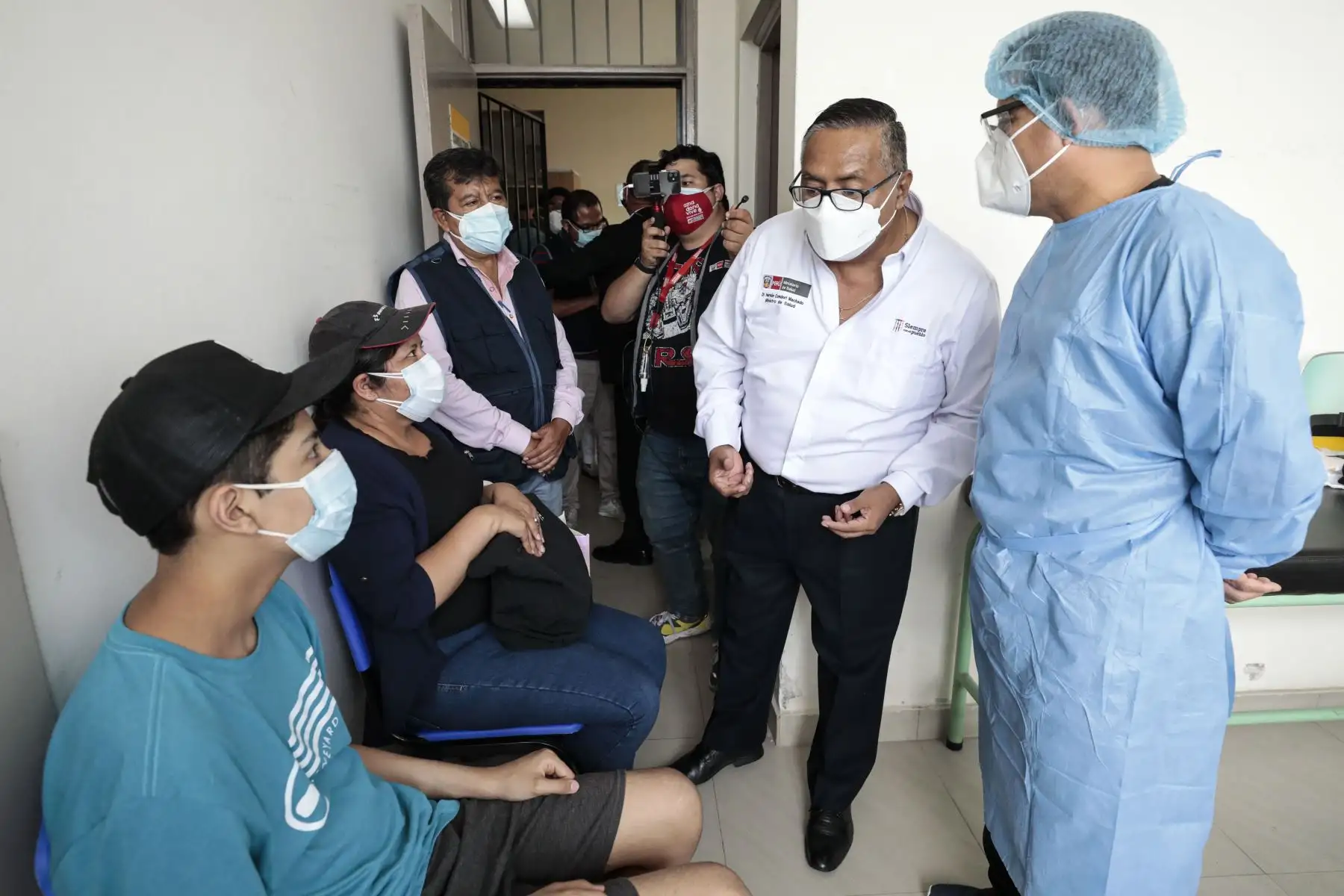 Para asegurar el oxígeno medicinal que requieran los pacientes con la covid-19, el #Minsa entregó dos generadores de oxígeno, donados por el Gobierno de Estados Unidos, al Centro Materno Infantil Juan Pablo II de Villa El Salvador. Foto: Minsa