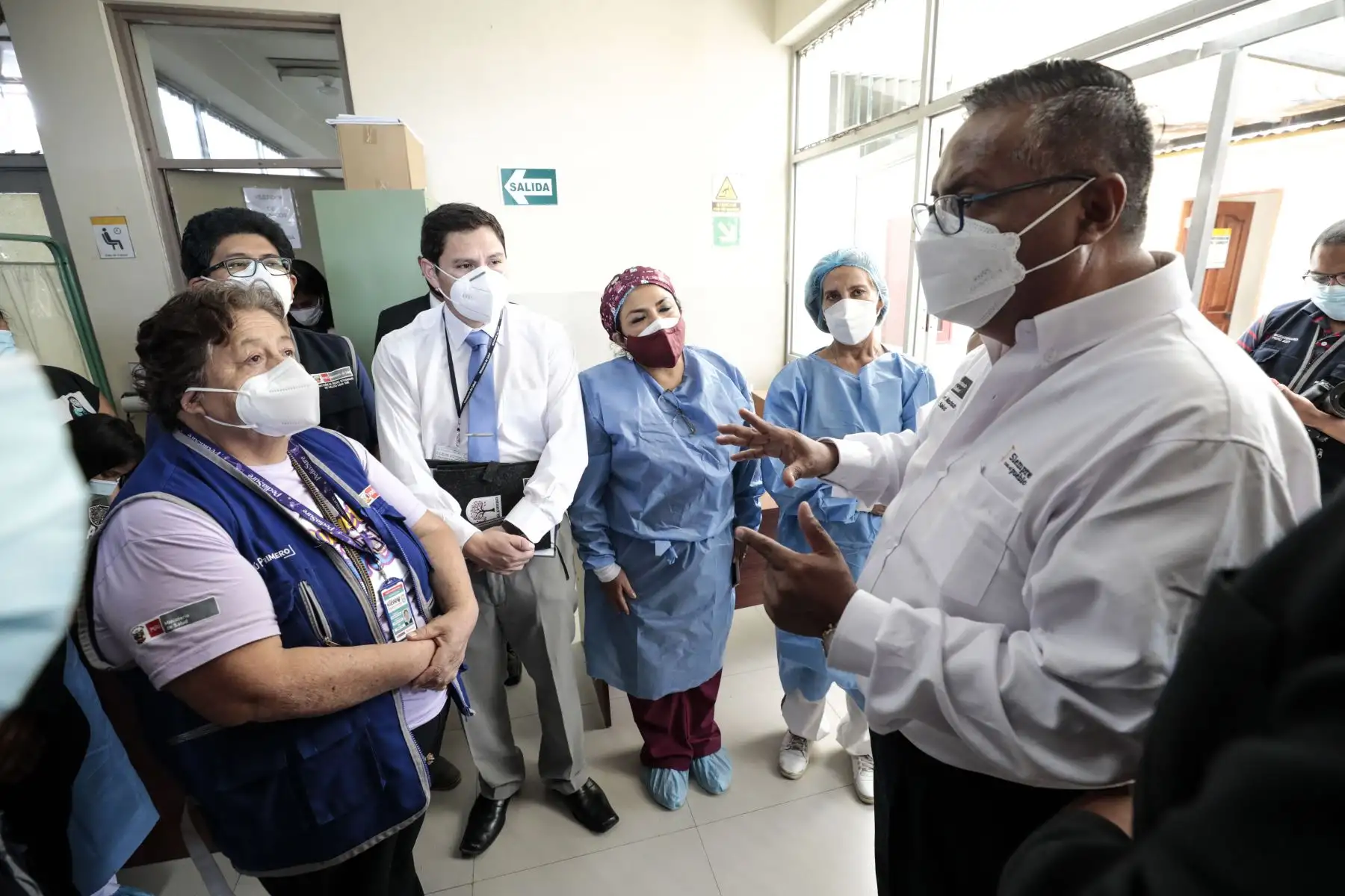 Para asegurar el oxígeno medicinal que requieran los pacientes con la covid-19, el Minsa entregó dos generadores de oxígeno, donados por el Gobierno de Estados Unidos, al Centro Materno Infantil Juan Pablo II de Villa El Salvador. Foto: Minsa