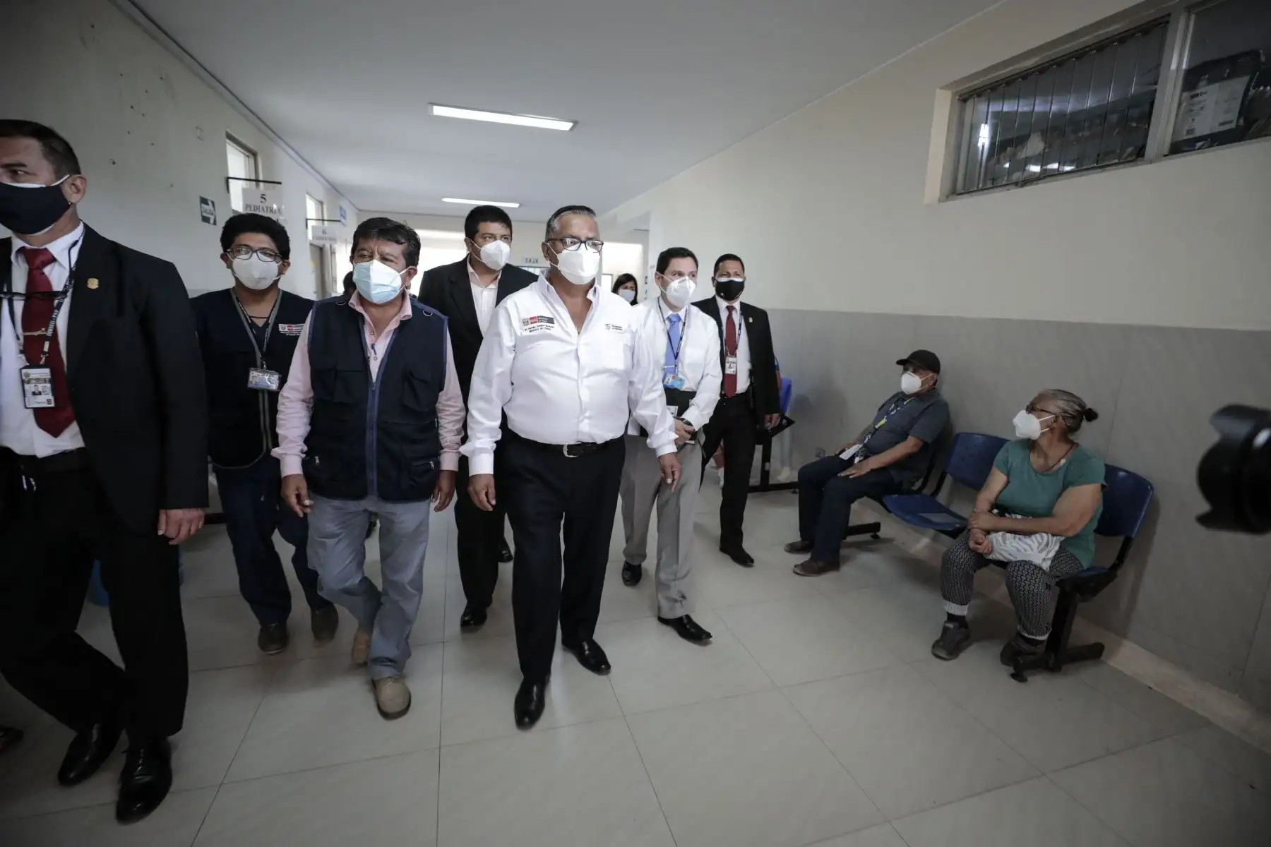 Para asegurar el oxígeno medicinal que requieran los pacientes con la covid-19, el Minsa entregó dos generadores de oxígeno, donados por el Gobierno de Estados Unidos, al Centro Materno Infantil Juan Pablo II de Villa El Salvador. Foto: Minsa