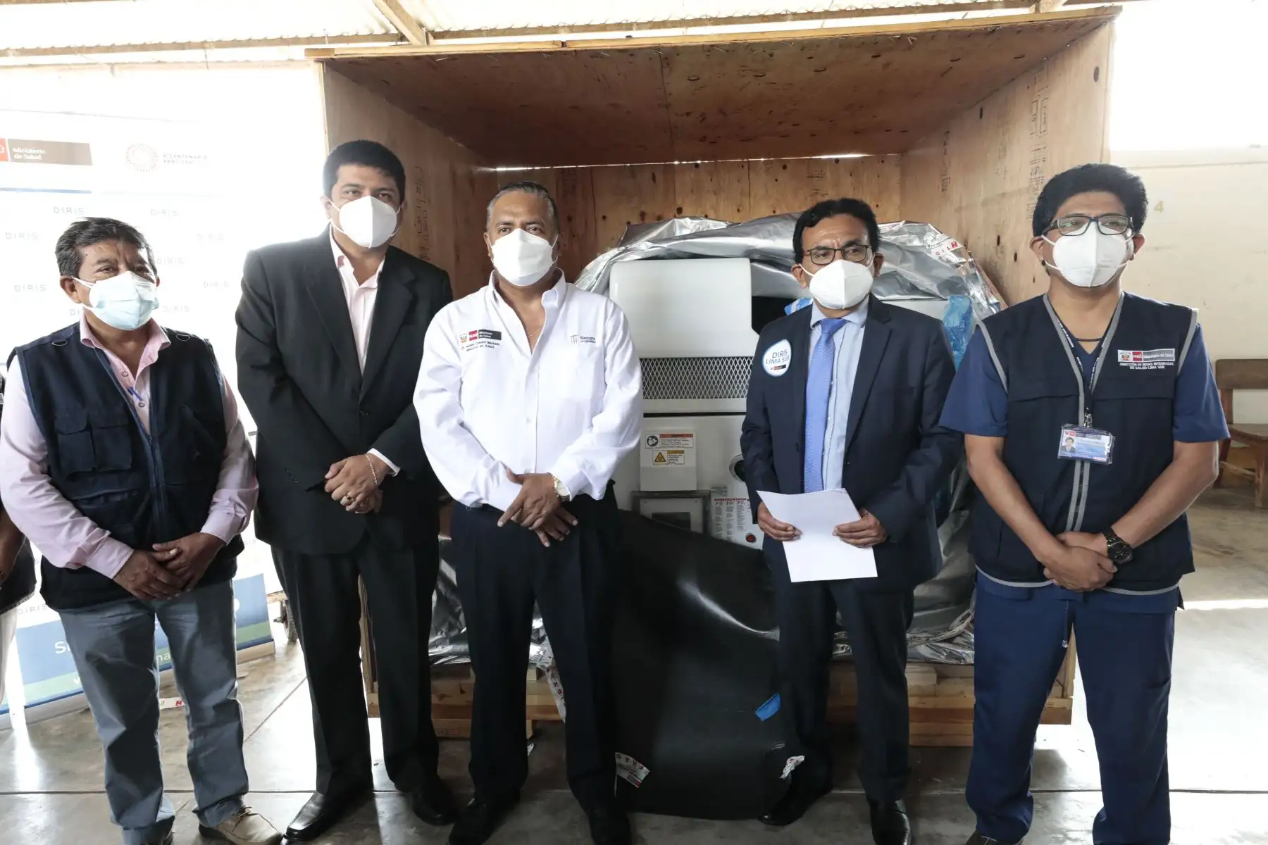 Para asegurar el oxígeno medicinal que requieran los pacientes con la covid-19, el Minsa entregó dos generadores de oxígeno, donados por el Gobierno de Estados Unidos, al Centro Materno Infantil Juan Pablo II de Villa El Salvador. Foto: Minsa