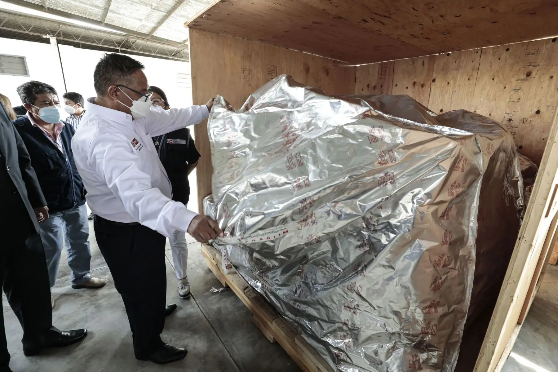 Para asegurar el oxígeno medicinal que requieran los pacientes con la covid-19, el Minsa entregó dos generadores de oxígeno, donados por el Gobierno de Estados Unidos, al Centro Materno Infantil Juan Pablo II de Villa El Salvador. Foto: Minsa