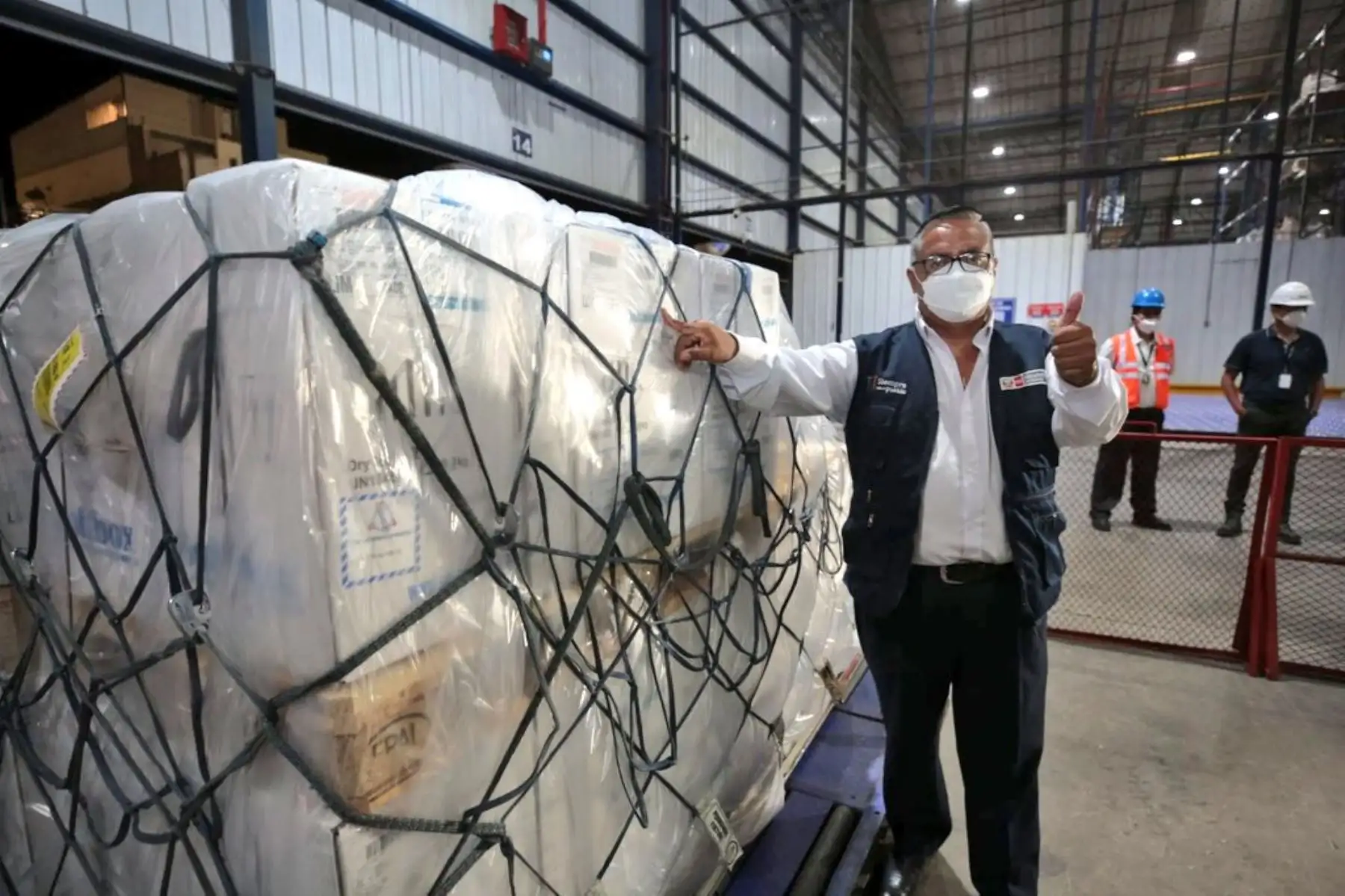 La vacunación no se detiene. Esta noche, el Perú recibió un nuevo lote de 624 000 vacunas pediátricas contra la covid-19 del laboratorio Pfizer para seguir vacunando a las niñas y niños de 5 a 11 años. Foto: Minsa