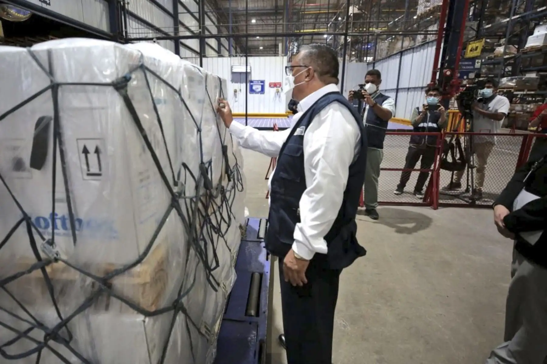 La vacunación no se detiene. Esta noche, el Perú recibió un nuevo lote de 624 000 vacunas pediátricas contra la covid-19 del laboratorio Pfizer para seguir vacunando a las niñas y niños de 5 a 11 años. Foto: Minsa