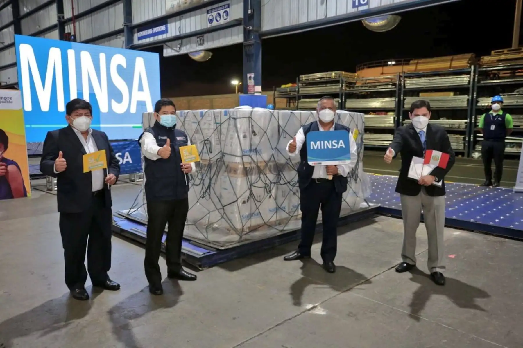 La vacunación no se detiene. Esta noche, el Perú recibió un nuevo lote de 624 000 vacunas pediátricas contra la covid-19 del laboratorio Pfizer para seguir vacunando a las niñas y niños de 5 a 11 años. Foto: Minsa