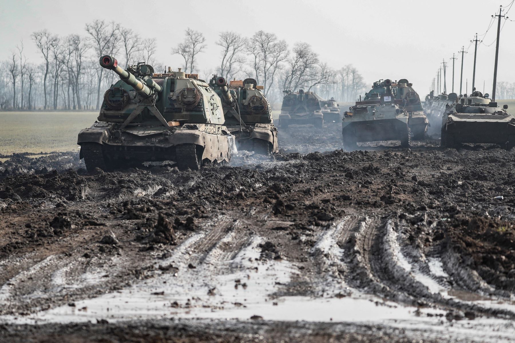 Vehículos blindados rusos estacionados en la carretera en la región de Rostov, Rusia, el 22 de febrero del 2022. Foto: Efe/Yuri Kochetkov.
