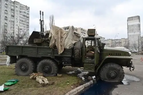 Cuerpos militares rusos que vestían uniforme de servicio ucraniano yacen junto a un vehículo después de que él y otros miembros de un grupo de asalto recibieron disparos durante una escaramuza en la capital ucraniana de Kiev. Foto: AFP