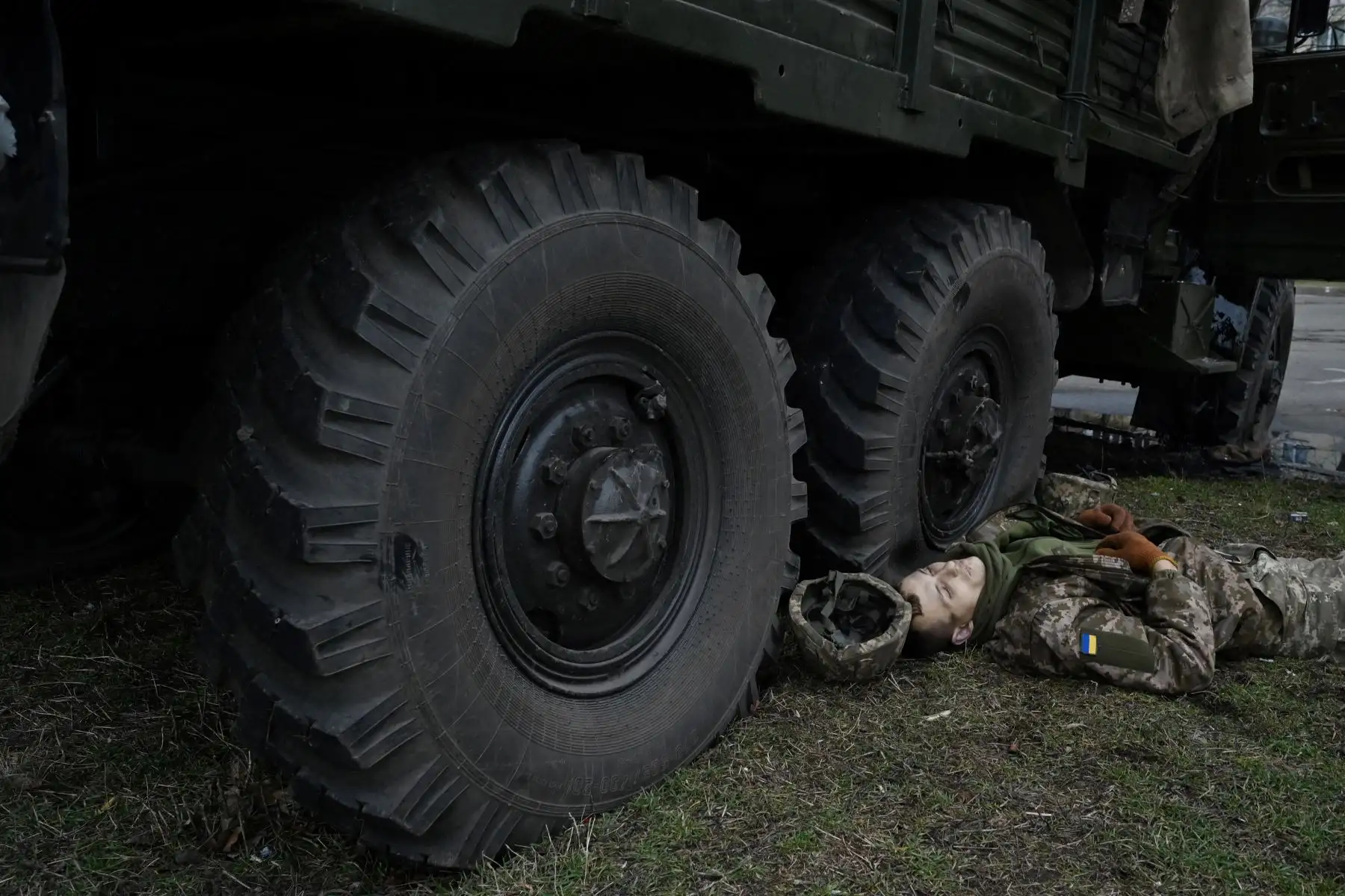 Cuerpos militares rusos que vestían uniforme de servicio ucraniano yacen junto a un vehículo después de que él y otros miembros de un grupo de asalto recibieron disparos durante una escaramuza en la capital ucraniana de Kiev. Foto: AFP