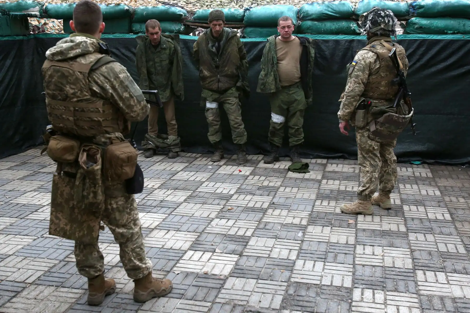 Fuerzas ucranianas detienen a militares de la autoproclamada República Popular de Lugansk que fueron capturados durante el ataque matutino contra la ciudad de Schast