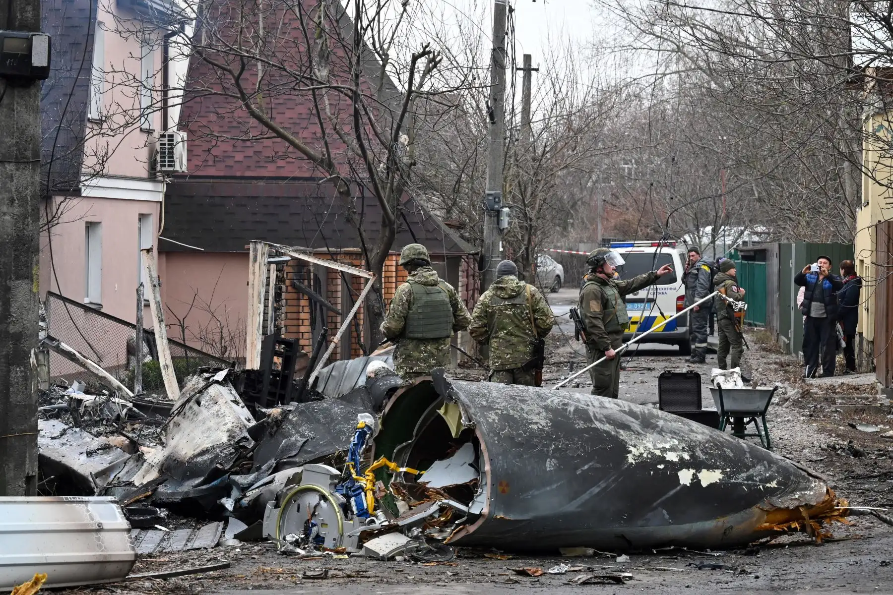 Militares ucranianos trabajan junto a los restos de un avión no identificado que se estrelló contra una casa privada en un área residencial en Kiev. Foto: AFP