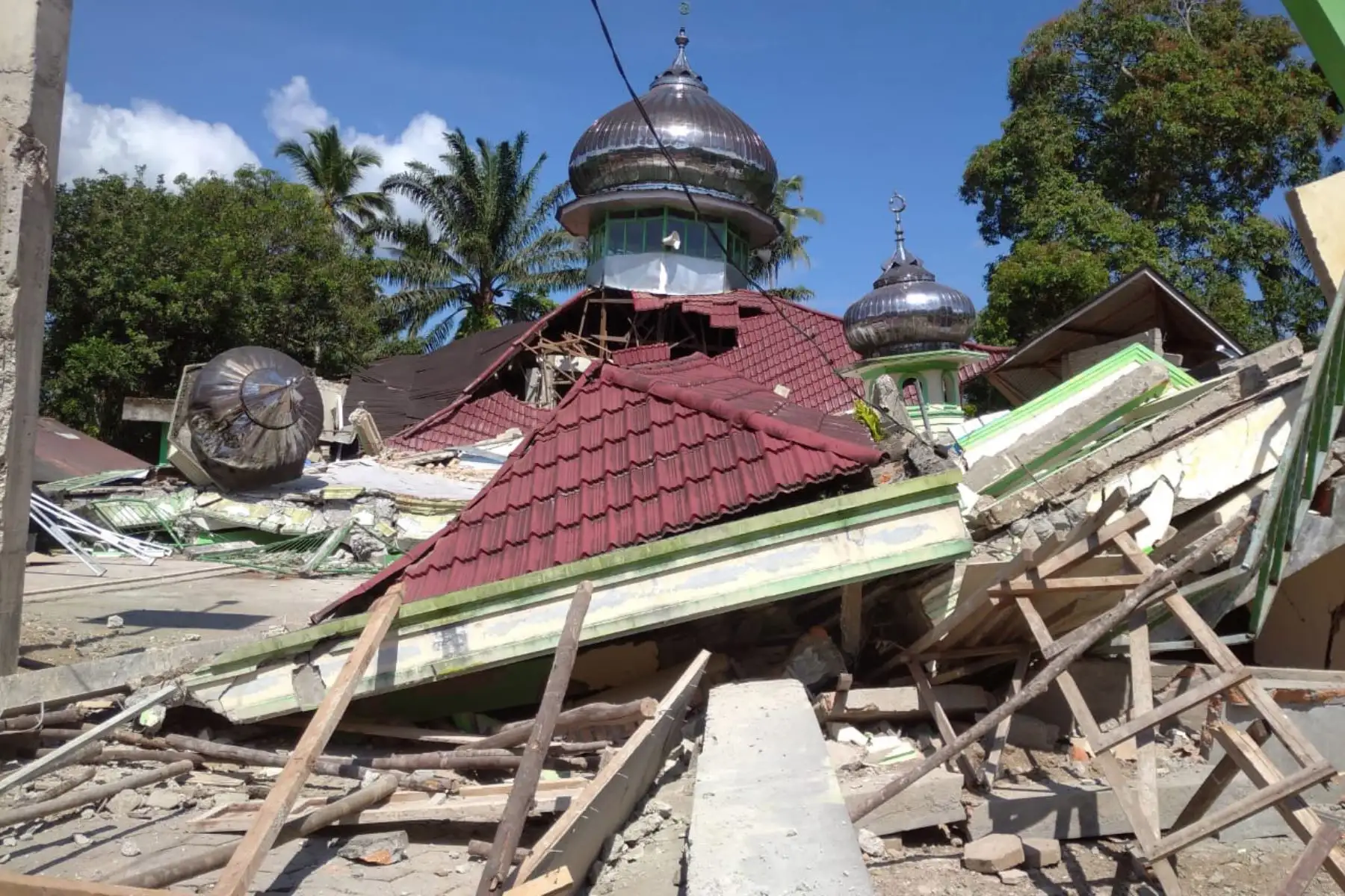 Mezquita derrumbada afectada por el terremoto de magnitud 6,2 en West Pasaman, West Sumatra, Indonesia. Foto: EFE