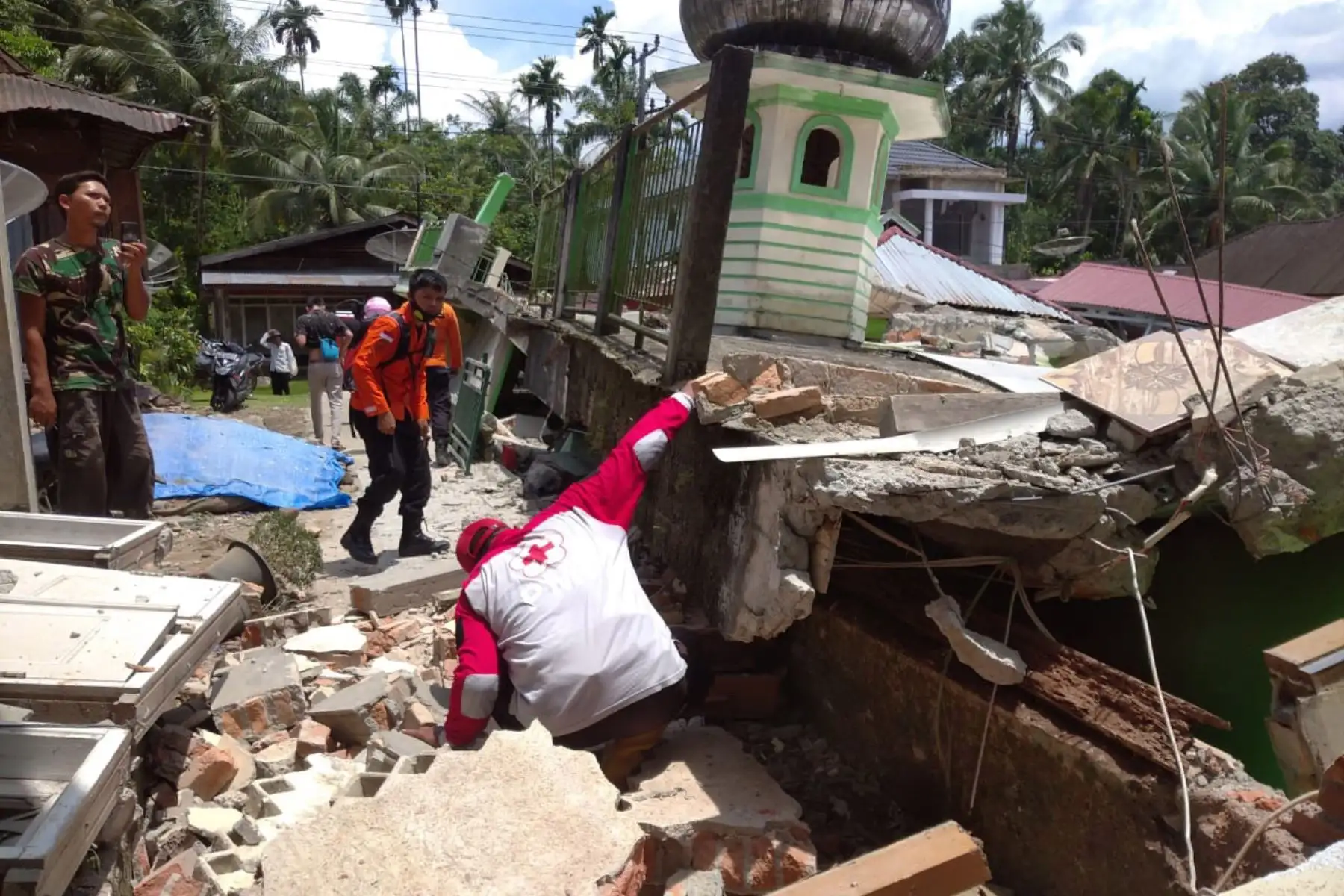 Rescatistas inspeccionando una mezquita derrumbada afectada por el terremoto de magnitud 6,2 en West Pasaman, West Sumatra, Indonesia. Foto: EFE