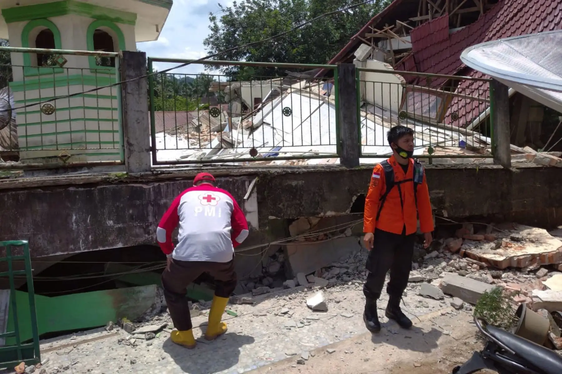 Rescatistas inspeccionan una mezquita derrumbada afectada por el terremoto de magnitud 6,2 en West Pasaman, West Sumatra, Indonesia. Foto: EFE