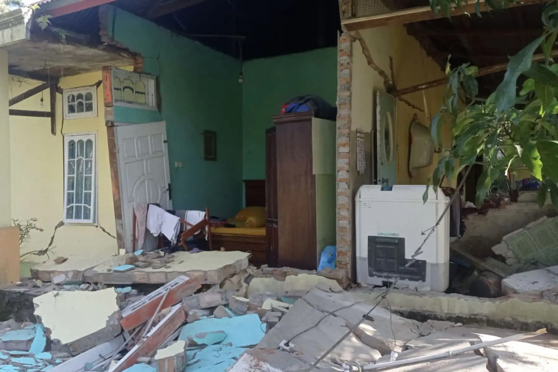 Casa dañada después de un terremoto de magnitud 6,2 en el pueblo de Kajai, West Pasaman, Indonesia. Foto: AFP