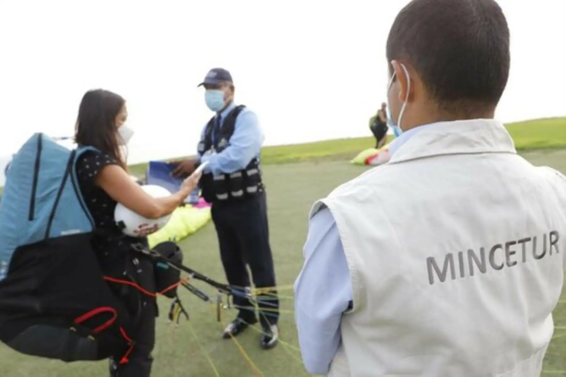 Funcionarios del Mincetur dialogan con personas que practican parapente. Foto: ANDINA/difusión.