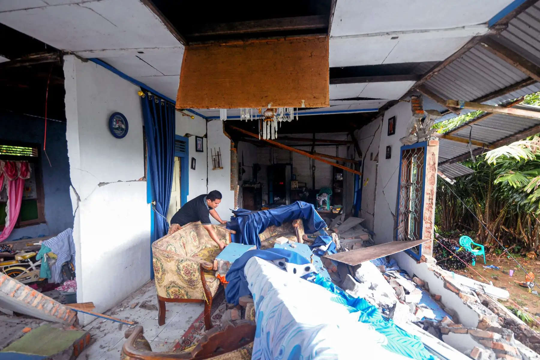 Casas destruidas en West Pasaman, luego de un terremoto de magnitud 6.2 en Indonesia. Foto: AFP