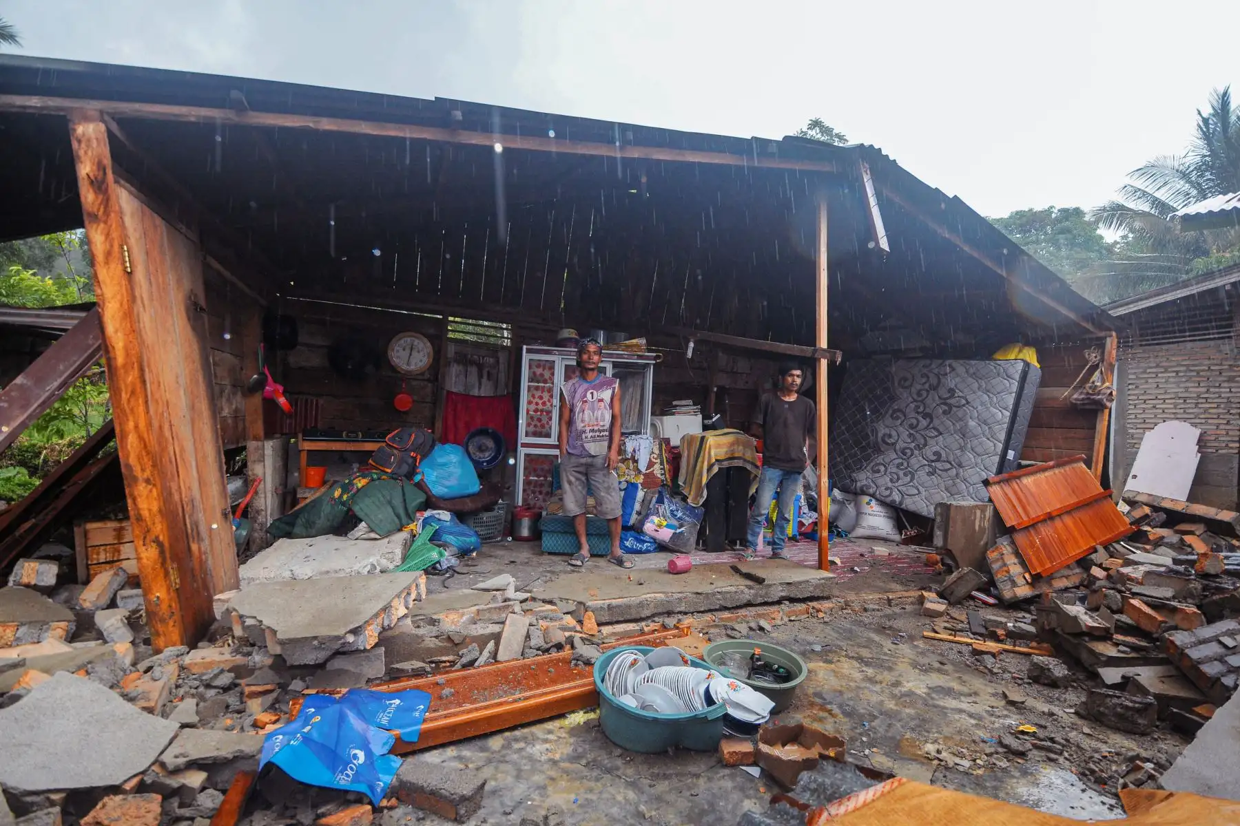 Casas destruidas en West Pasaman, luego de un terremoto de magnitud 6.2 en Indonesia. Foto: AFP