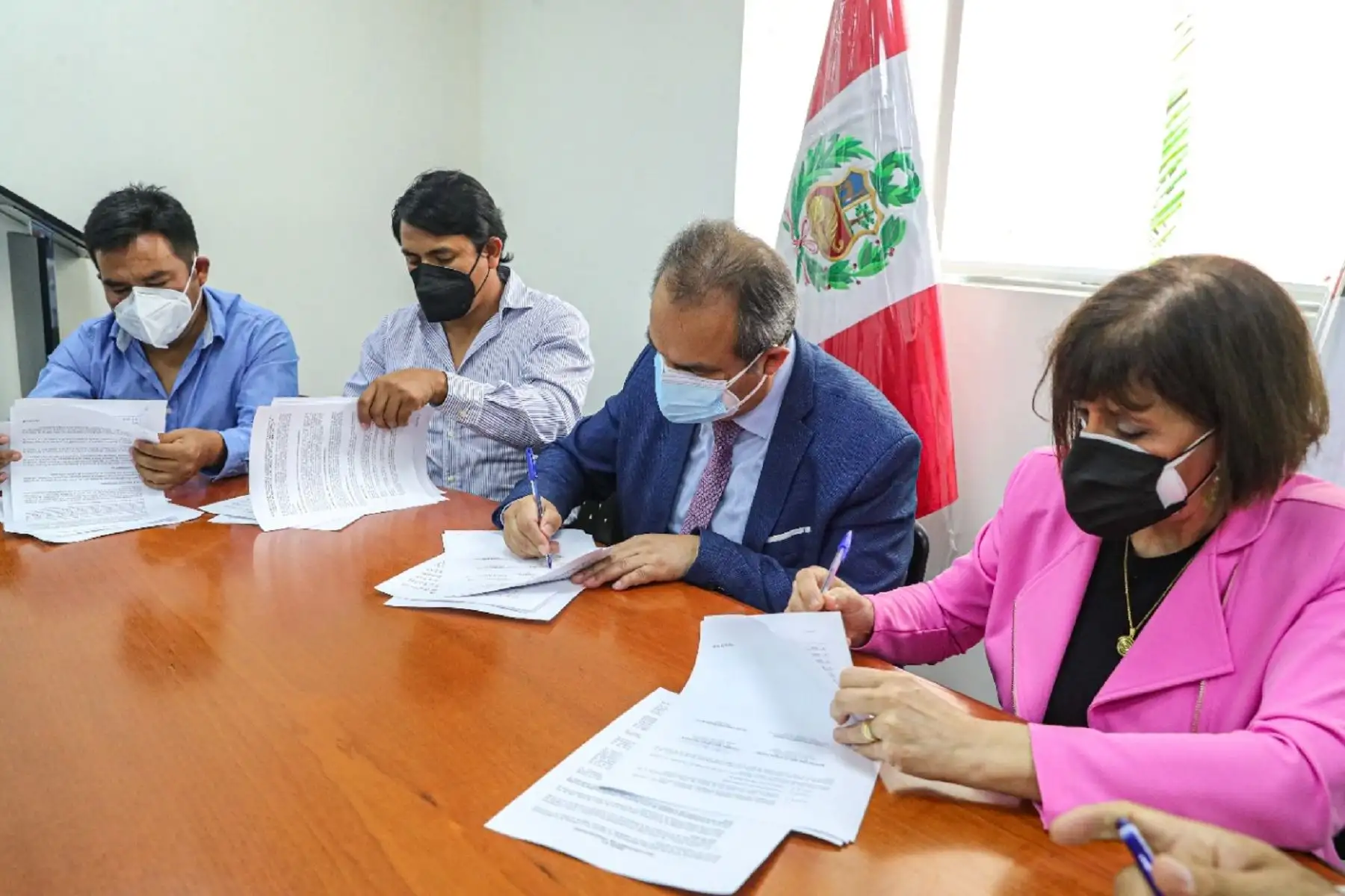 Firma del acta de entrega de terrenos para la construcción de la estación ubicada en La Victoria.
