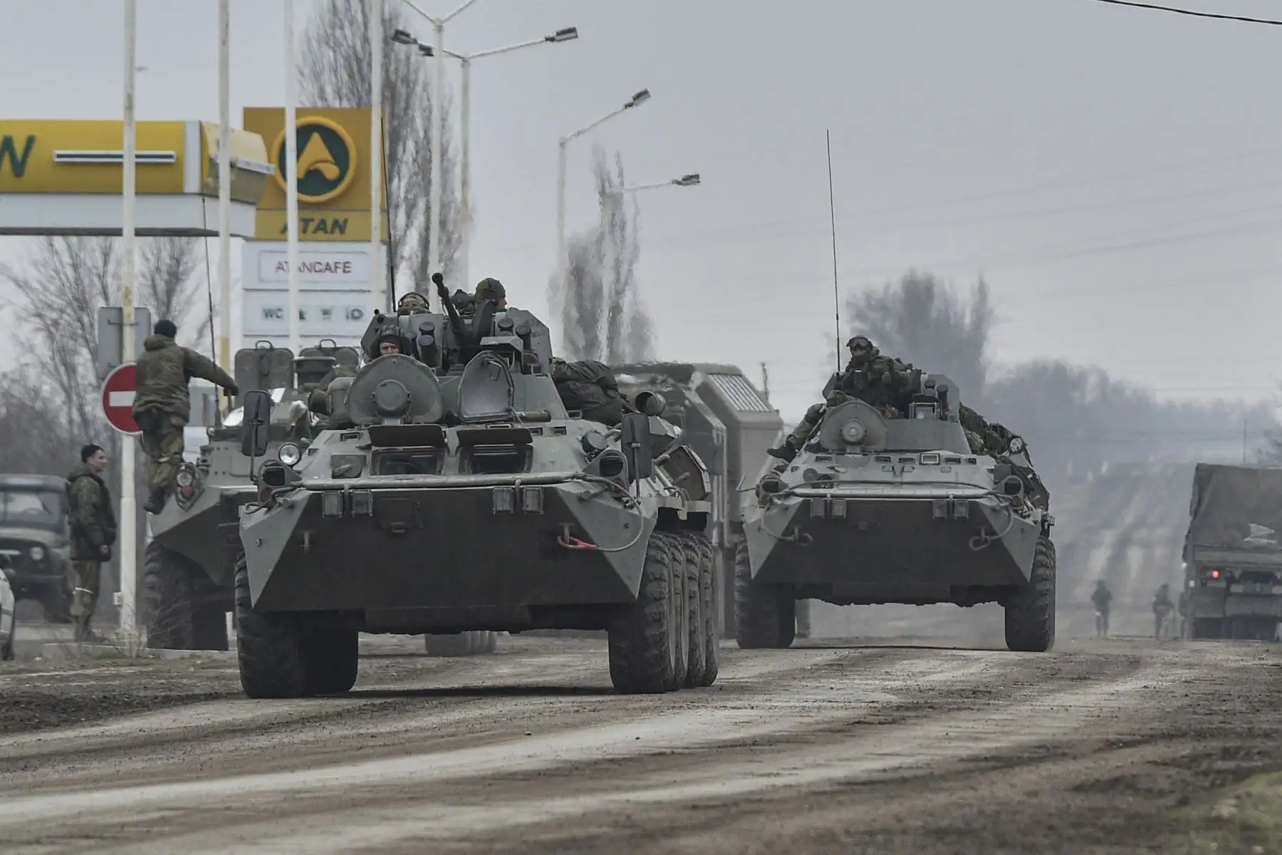 Soldados rusos en el transporte blindado de personal BTR-80 avanzan hacia Ucrania continental en la carretera cerca de Armiansk, Crimea. Foto: EFE