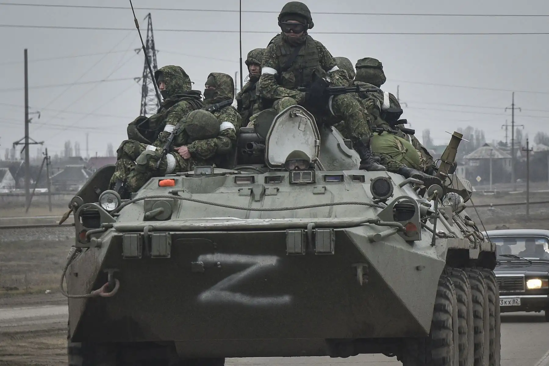 Soldados rusos en el transporte blindado de personal BTR-80 avanzan hacia Ucrania continental en la carretera cerca de Armiansk, Crimea. Foto: EFE