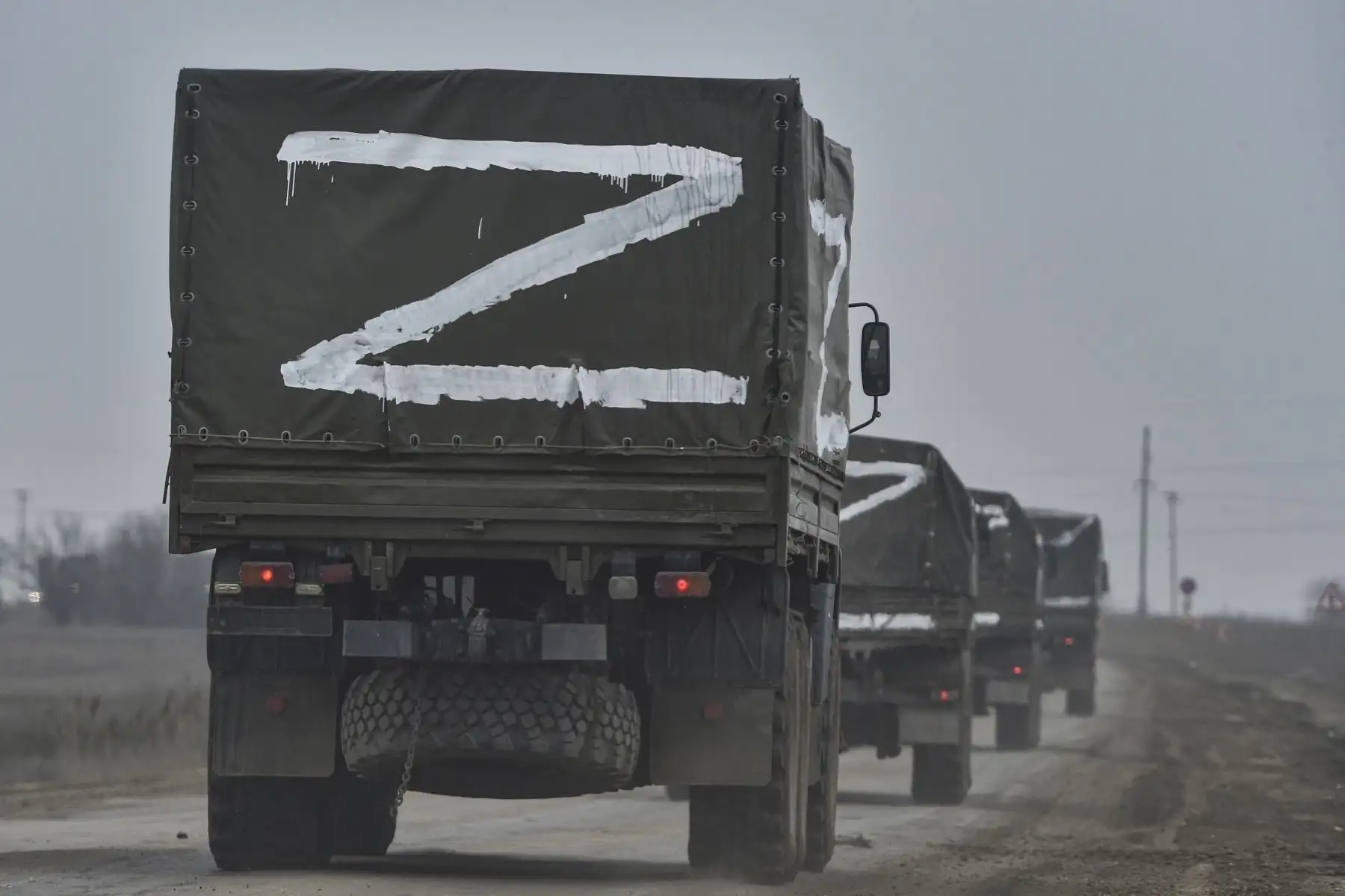 Tropas rusas avanzan hacia Ucrania en la carretera cerca de Armiansk, Crimea. Foto: EFE