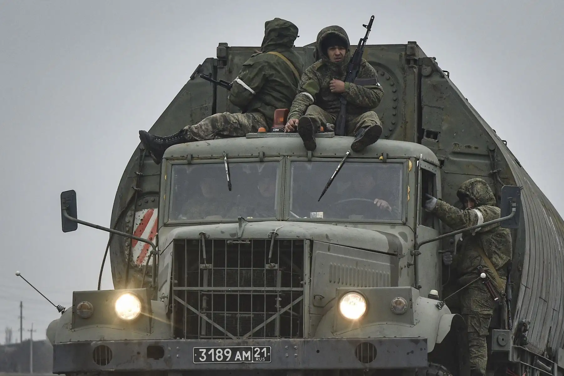Tropas rusas avanzan hacia Ucrania en la carretera cerca de Armiansk, Crimea. Foto: EFE