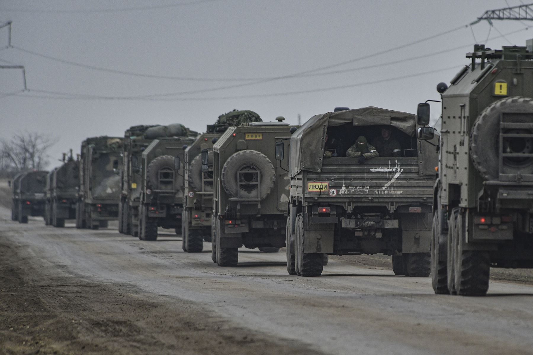 Tropas rusas avanzan hacia Ucrania en la carretera cerca de Armiansk, Crimea. Foto: EFE