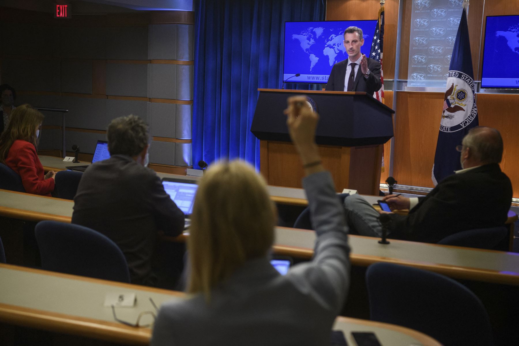 El portavoz del Departamento de Estado de EE. UU., Ned Price, habla en la sesión informativa diaria en el Departamento de Estado en Washington el 25 de febrero del 2022. Foto: AFP