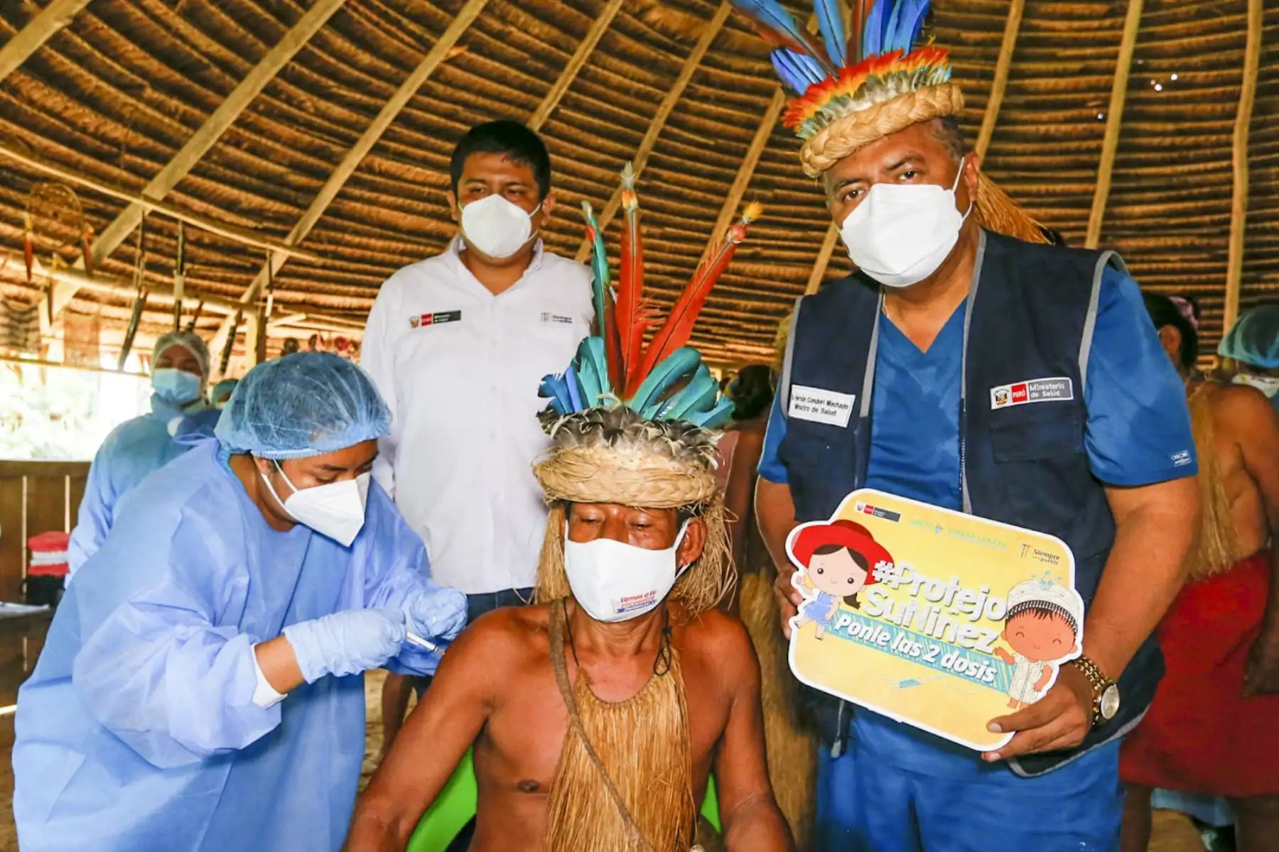 Ministro de Salud, Hernán Yuri Condori, participa en la vacunación de los miembros de la etnia Yahuas de la Comunidad Nativa Nueva Vida de Loreto. Hasta el lugar llegaron las brigadas de salud para continuar vacunando y protegiendo a la población. Foto: Minsa