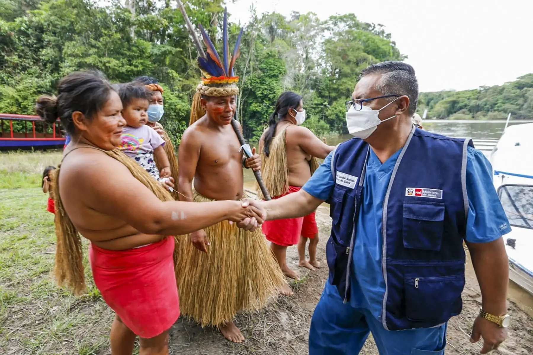 Ministro de Salud, Hernán Yuri Condori, participa en la vacunación de los miembros de la etnia Yahuas de la Comunidad Nativa Nueva Vida de Loreto. Hasta el lugar llegaron las brigadas de salud para continuar vacunando y protegiendo a la población. Foto: Minsa