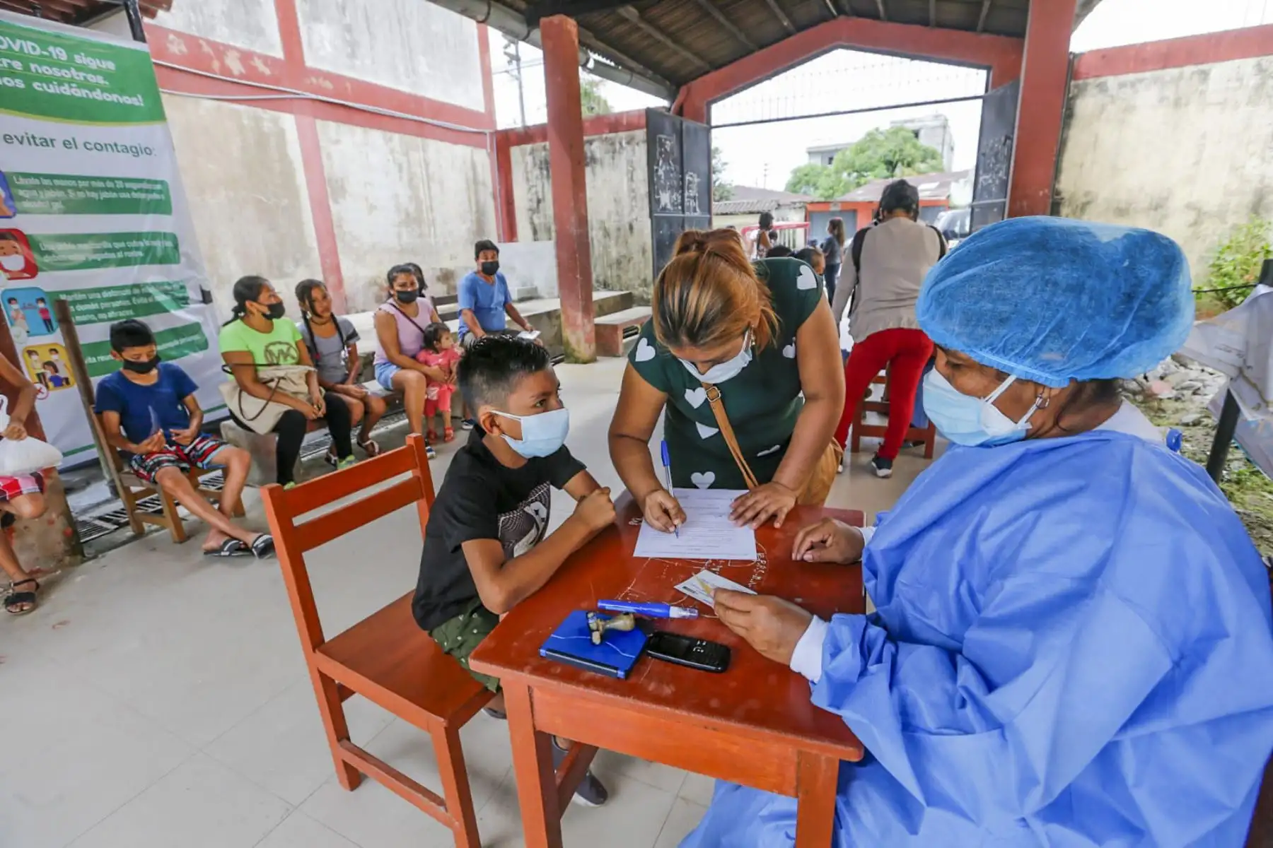 Las brigadas de la Dirección de Salud de la región Loreto continúan vacunando a niños y adultos en el Colegio San Juan de Miraflores y en la Parroquia San Juan. Además también llegaron a los pueblos alejados de la Amazonía, está vez estuvieron vacunando a los miembros de la etnia Yahuas de la Comunidad Nativa Nueva Vida de Loreto. Foto: Minsa