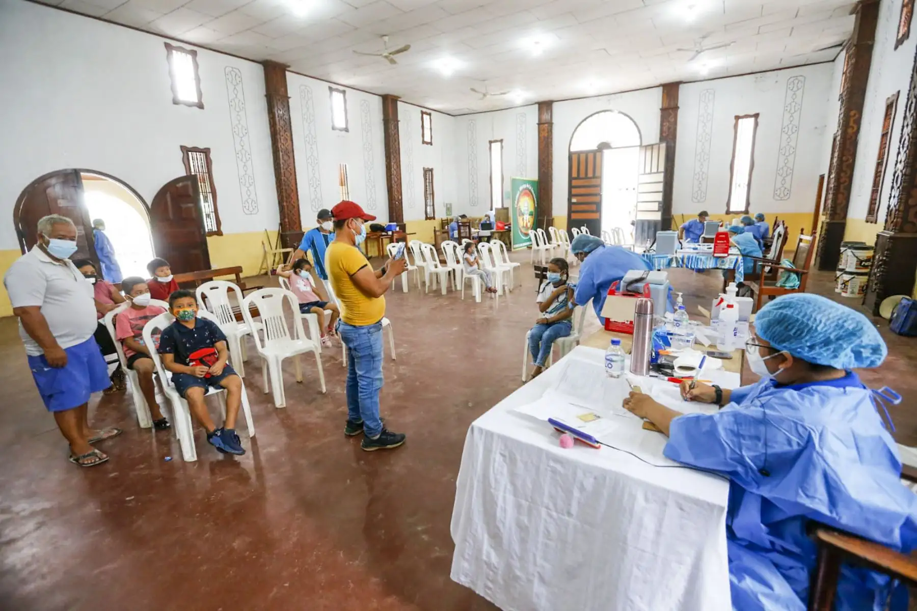 Las brigadas de la Dirección de Salud de la región Loreto continúan vacunando a niños y adultos en el Colegio San Juan de Miraflores y en la Parroquia San Juan. Además también llegaron a los pueblos alejados de la Amazonía, está vez estuvieron vacunando a los miembros de la etnia Yahuas de la Comunidad Nativa Nueva Vida de Loreto. Foto: Minsa