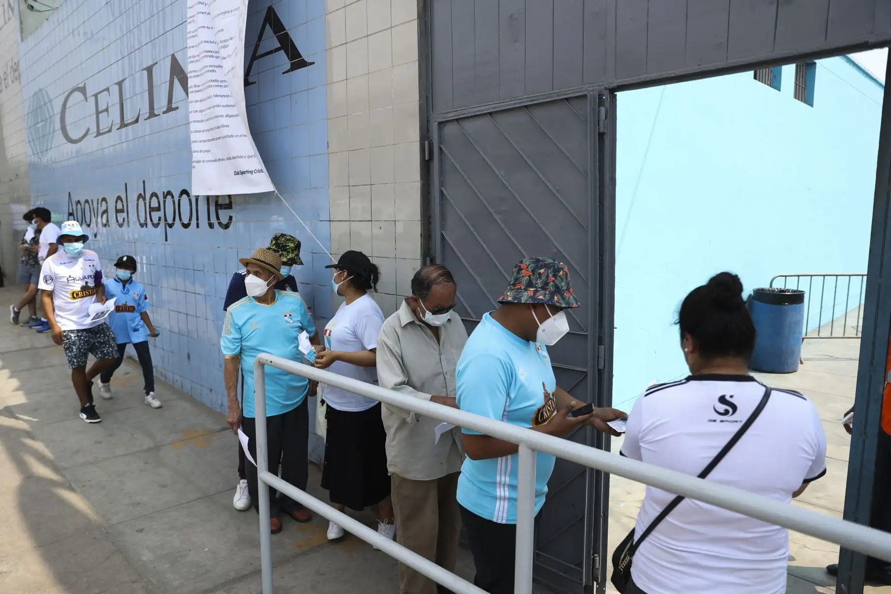 Medidas de seguridad por el Covid 19 se cumplen el estadio Alberto Gallardo durante el partido entre Sporting Cristal y UTC Cajamarca. Foto: ANDINA/Jhonel Rodríguez