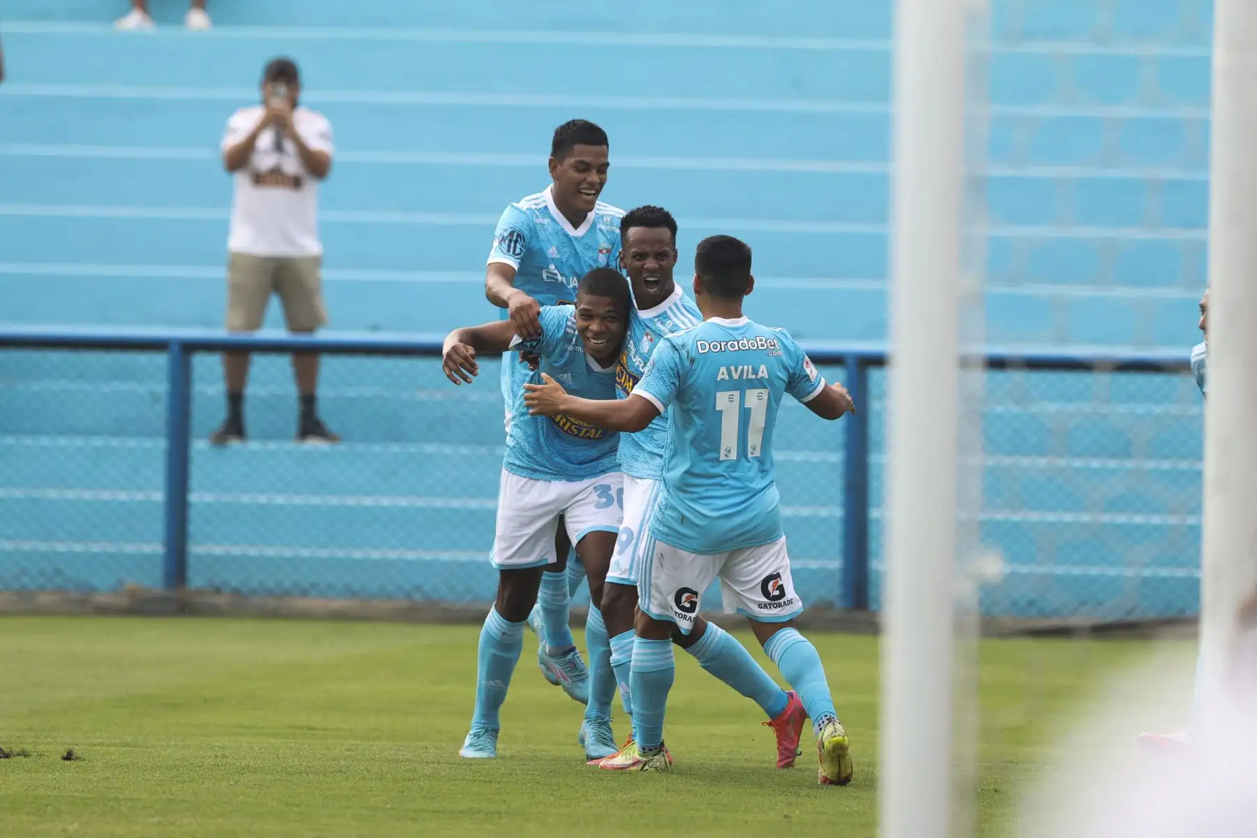 Sporting Cristal celebra gol que lo coloca delante de UTC Cajamarca en un partido que se juega en el Estadio Alberto Gallardo por la fecha 4 de Liga 1 del Torneo Apertura.  Foto: ANDINA/Jhonel Rodríguez