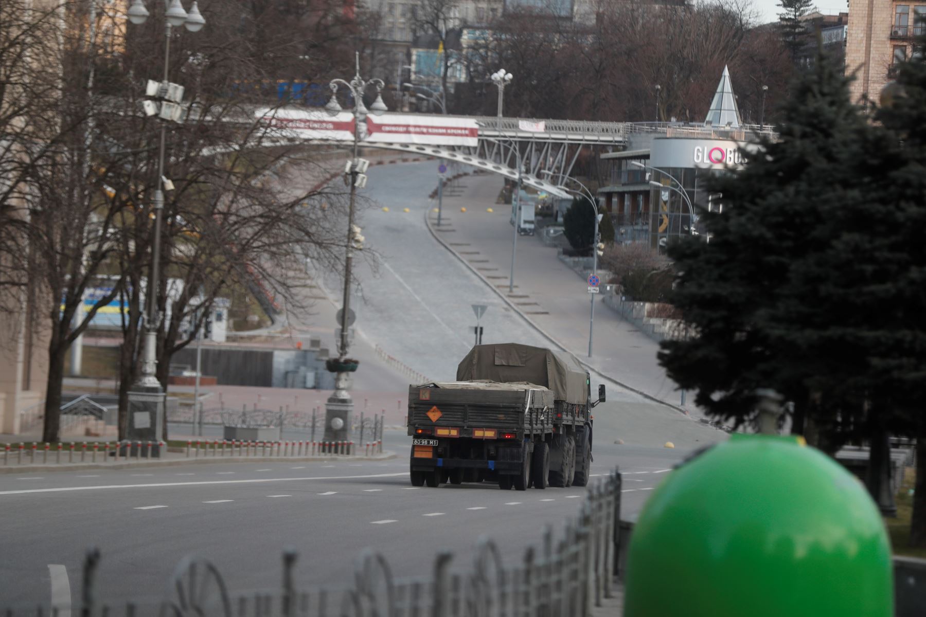 Vista general de la Plaza de la Independencia vacía en Kiev, Ucrania, el 25 de febrero de 2022, a dos días del inicio de la operación militar de Rusia. Foto: EFE