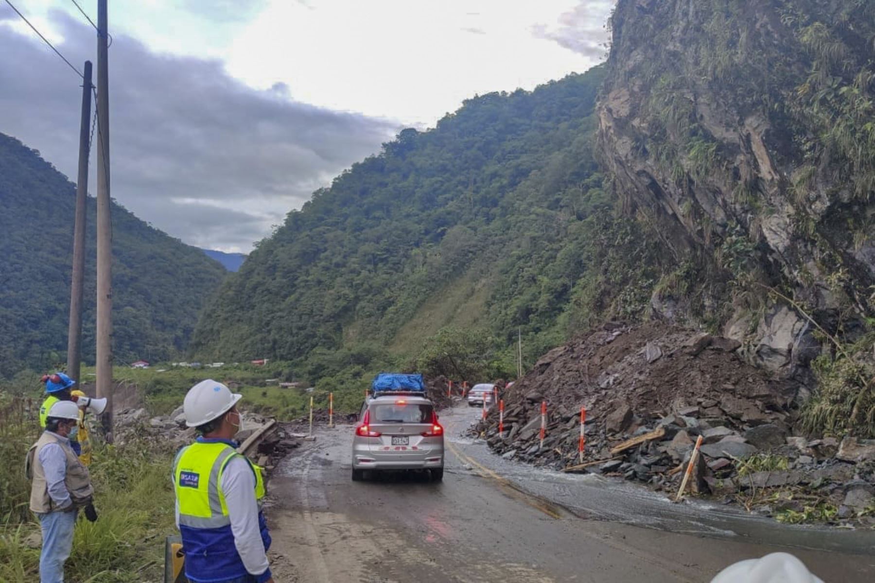 El tránsito de vehículos vuelve a fluir en el kilómetro 162 de la vía Interoceánica, tramo Cusco-Madre de Dios. ANDINA/Difusión
